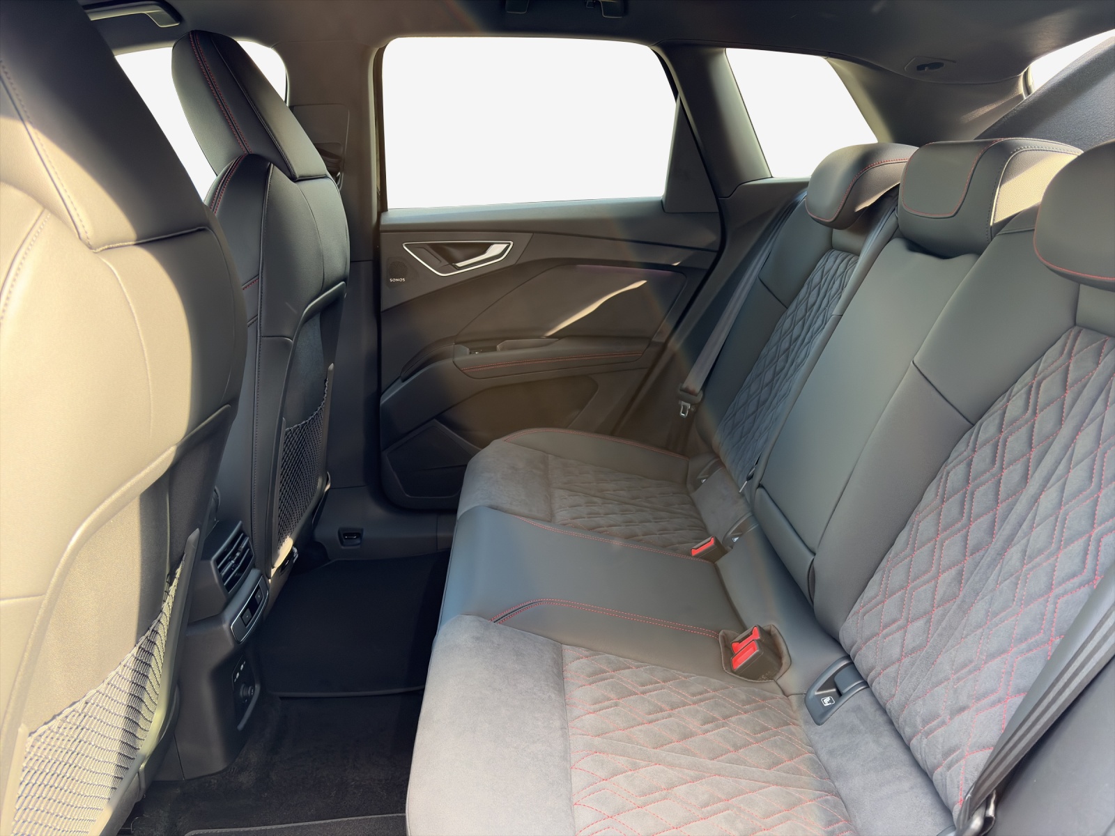 AUDI Q4 e-tron 45 Edition Swiss Ski quattro-image-11