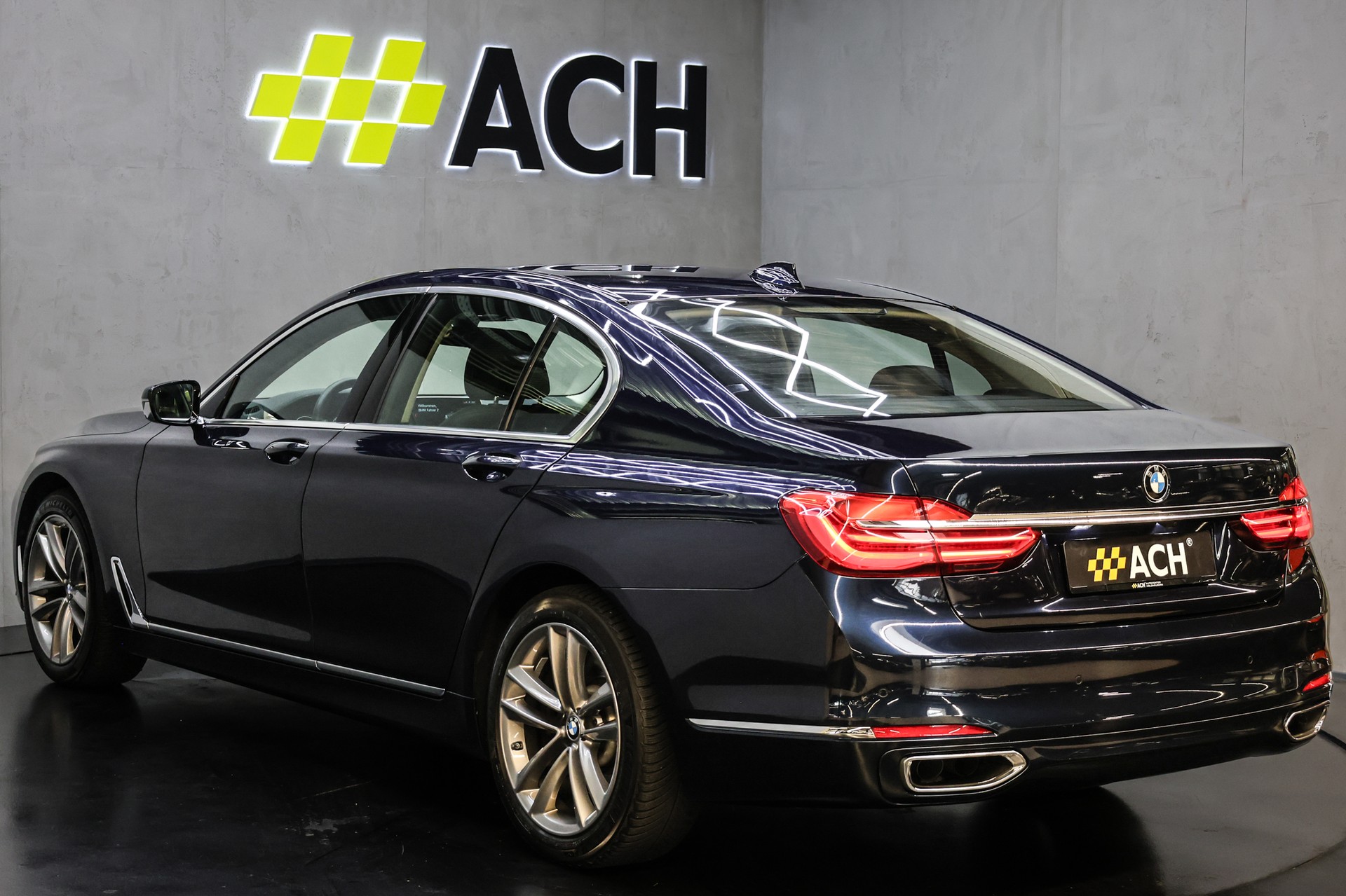 BMW 750i xDrive-image-3