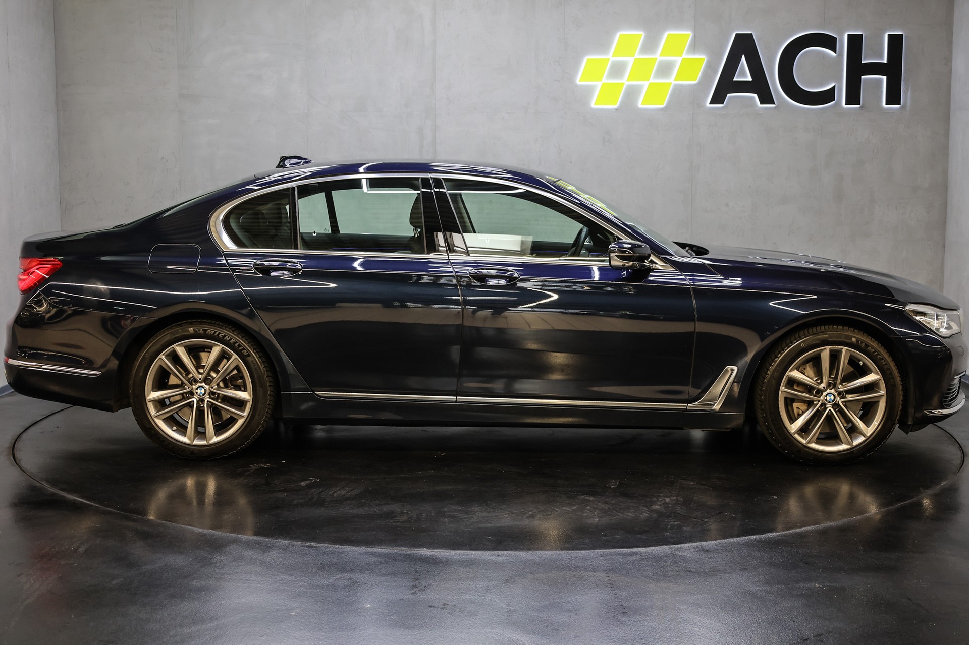 BMW 750i xDrive-image-7
