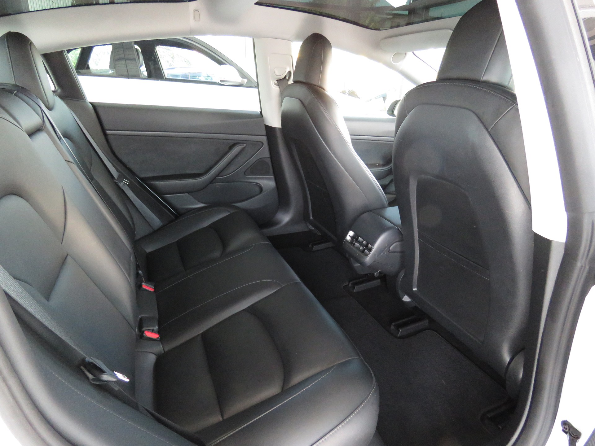 TESLA Model 3-image-12