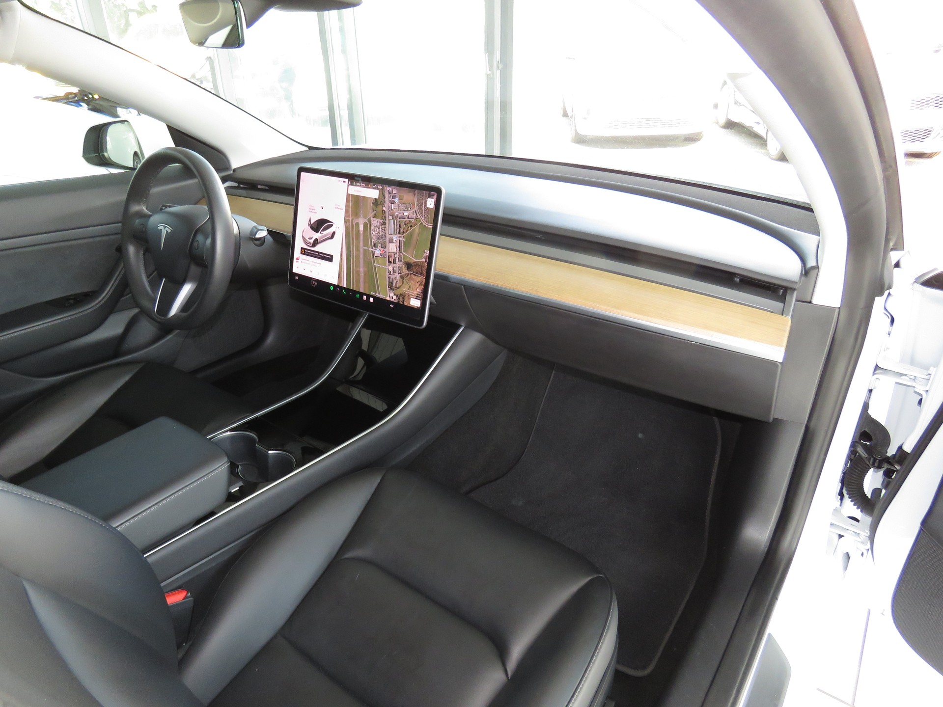 TESLA Model 3-image-10