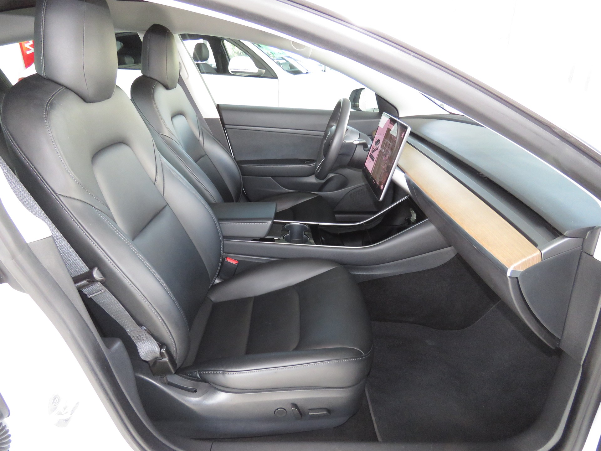 TESLA Model 3-image-11