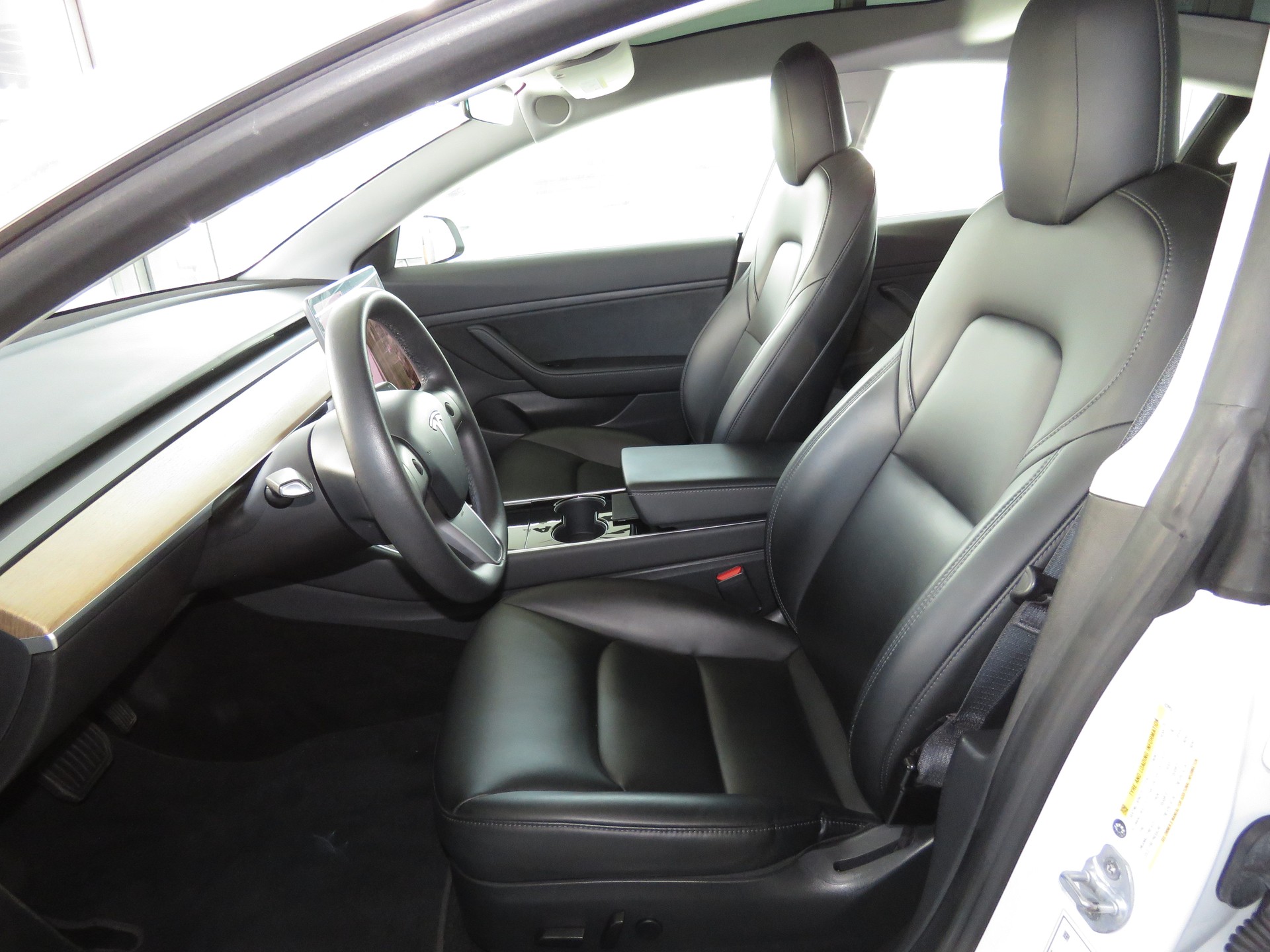 TESLA Model 3-image-7