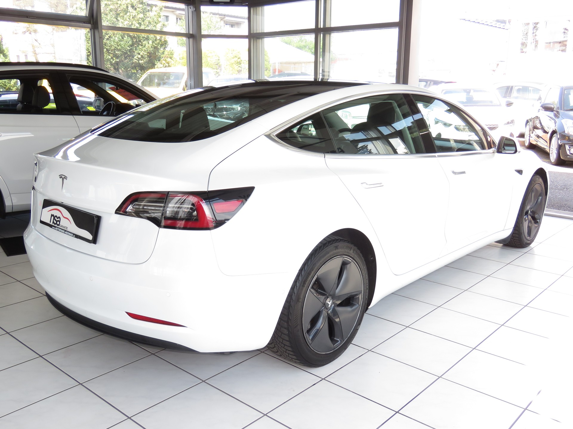 TESLA Model 3-image-3