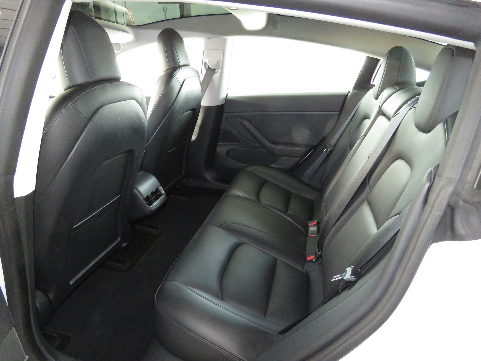 TESLA Model 3-image-8