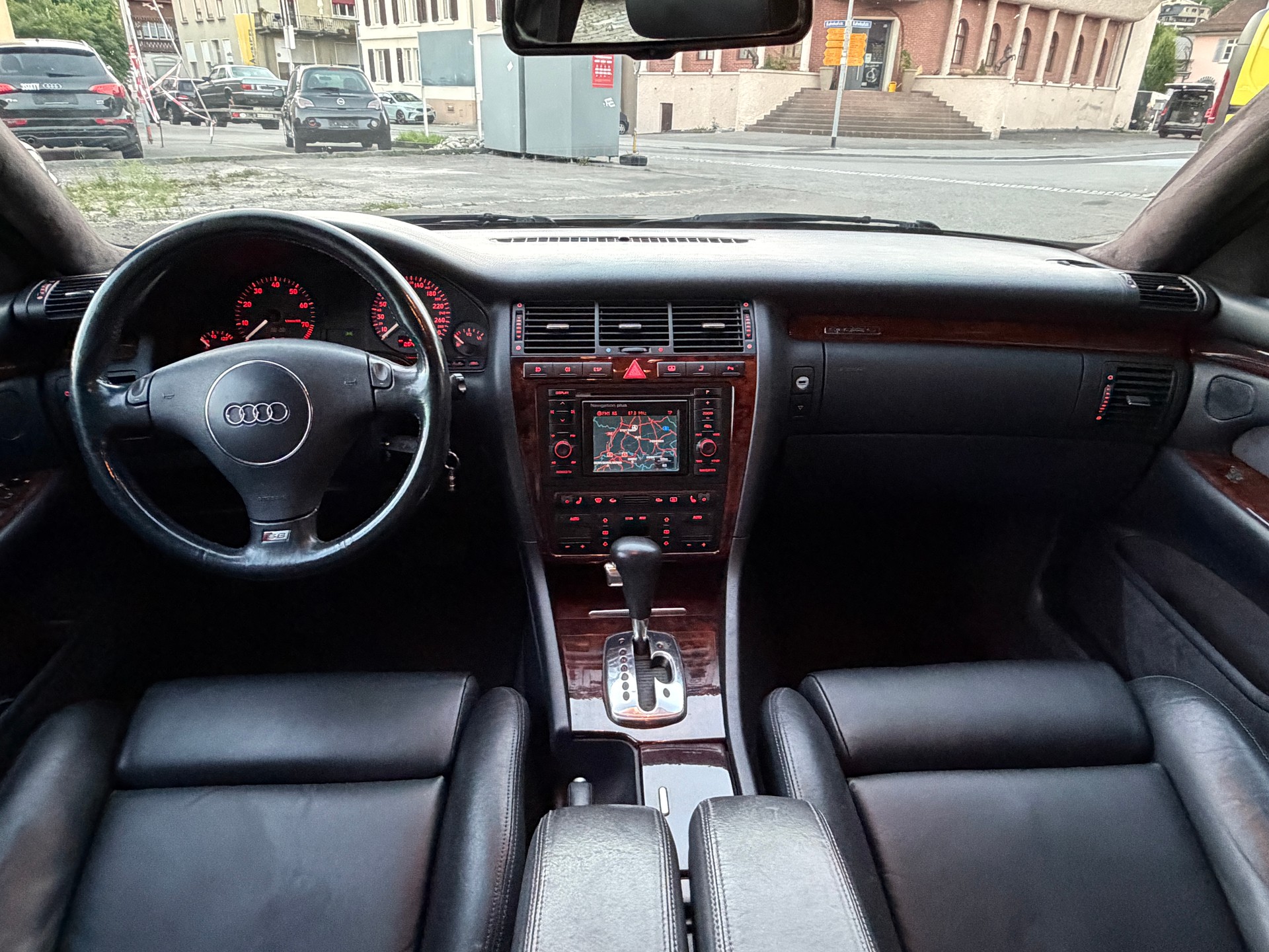 AUDI S8 4.2 quattro-image-2