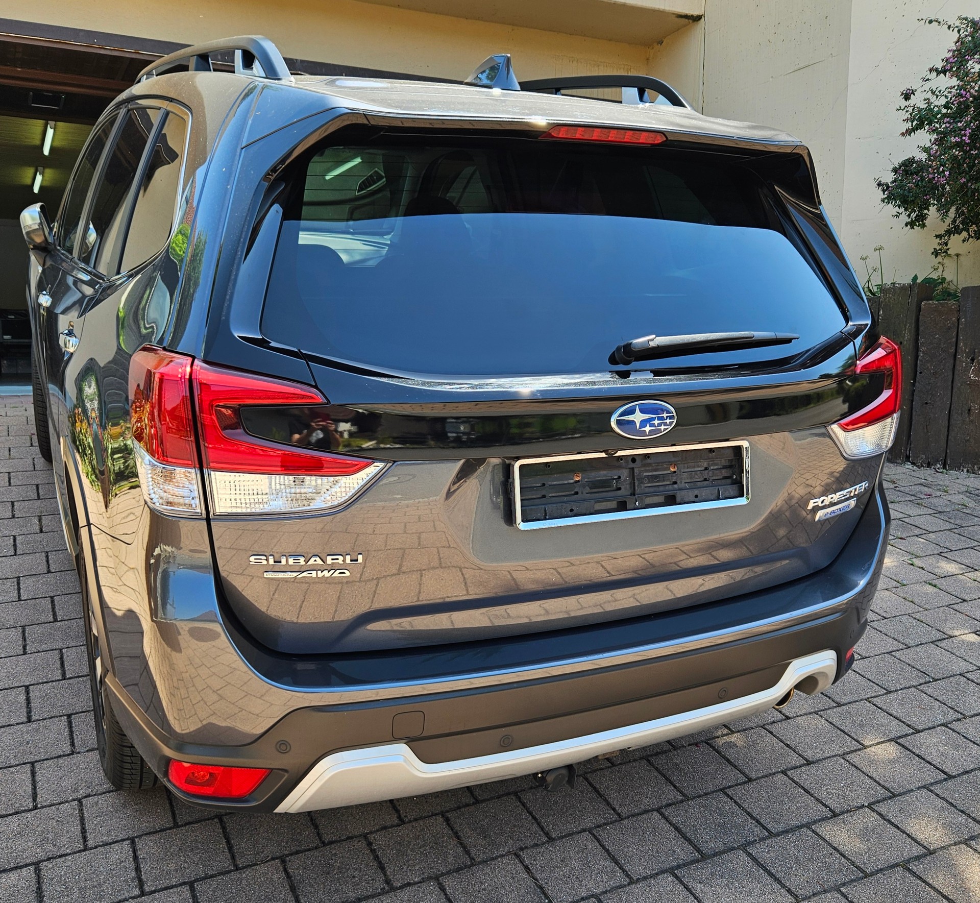 SUBARU 2.0i e-Boxer Luxury-image-1