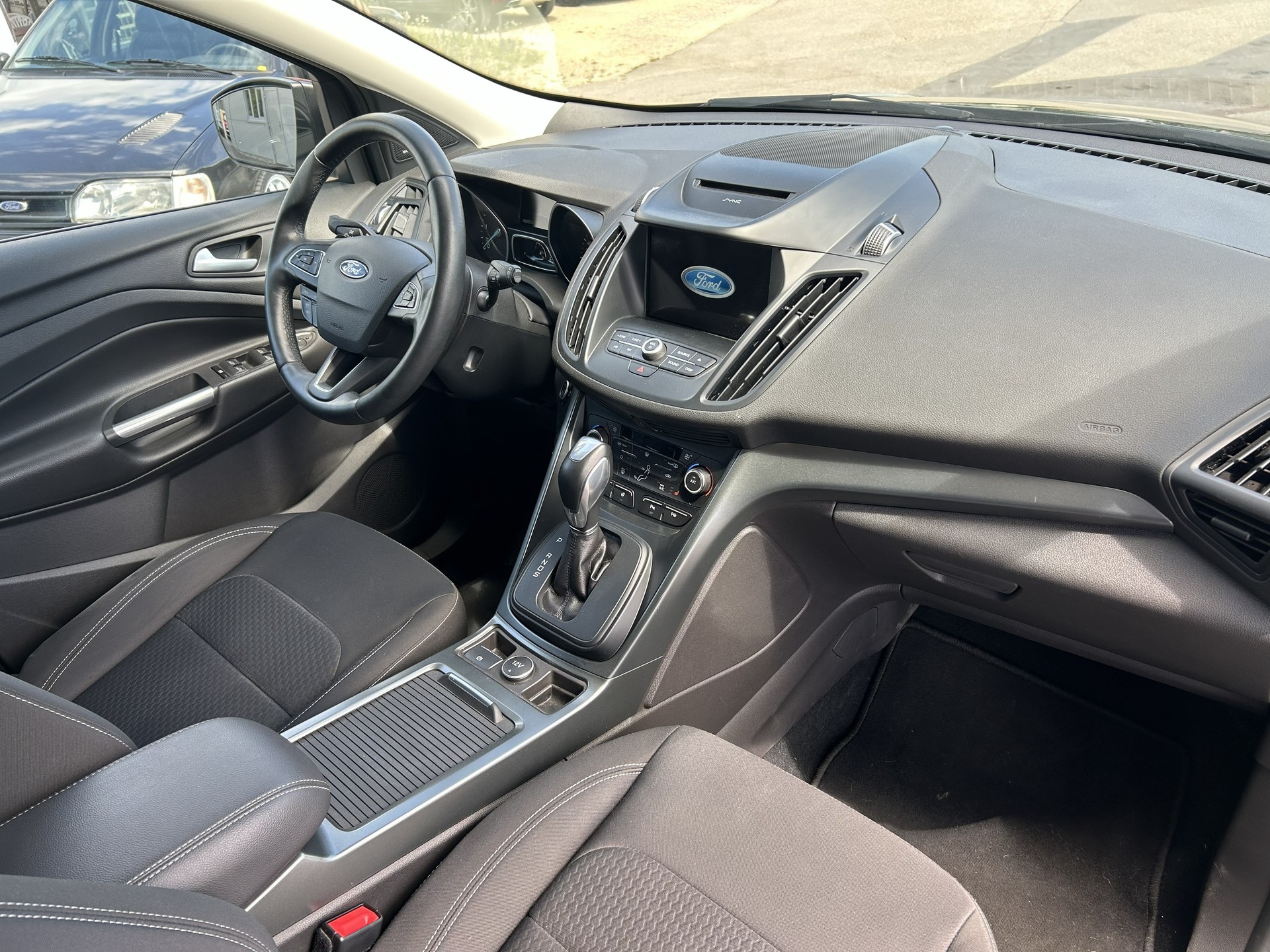 FORD Kuga 2.0 TDCi Business 4WD PowerShift-image-4