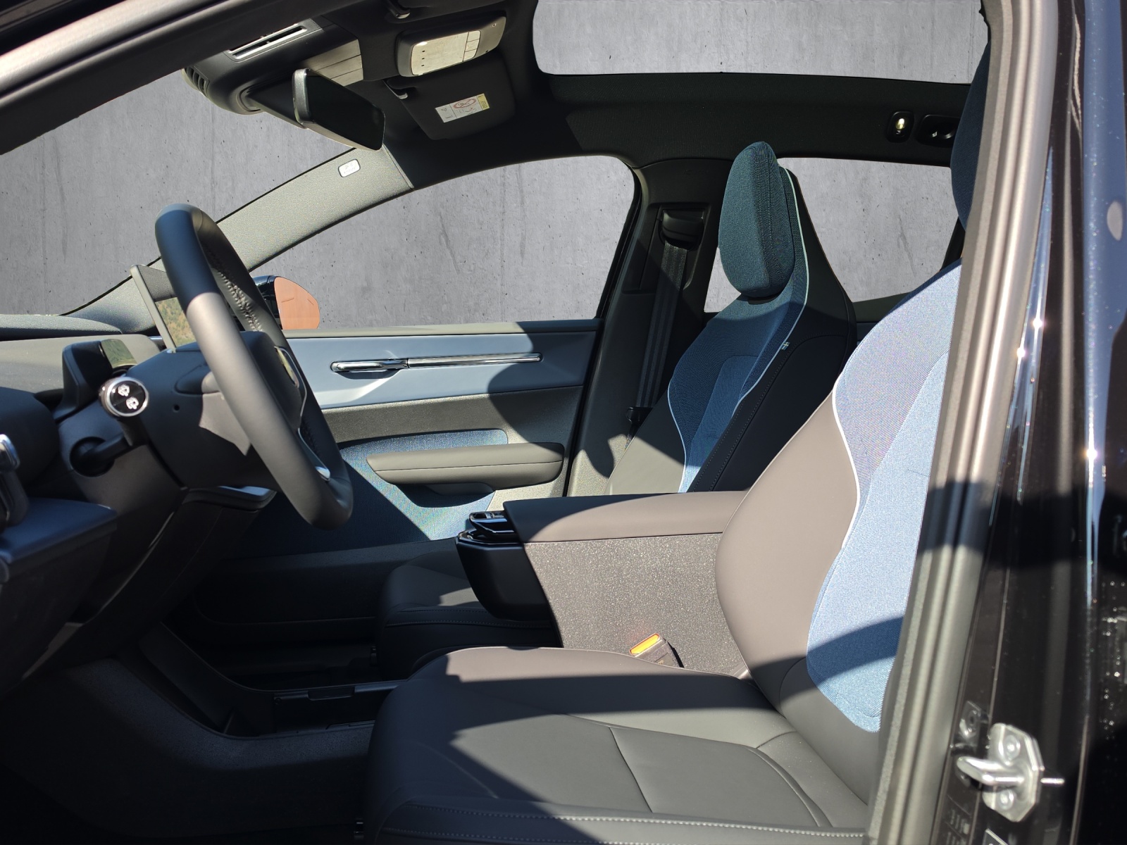 VOLVO EX30 E60 69kWh Twin Black Edition-image-7
