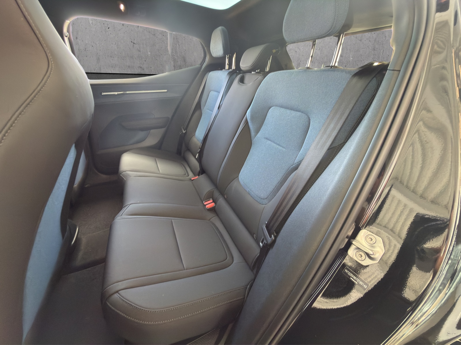 VOLVO EX30 E60 69kWh Twin Black Edition-image-10