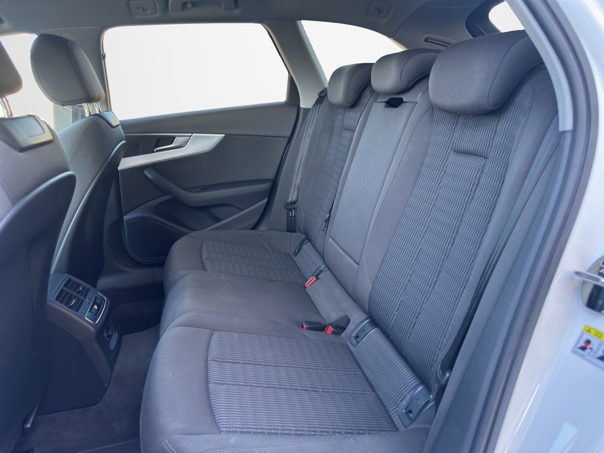 AUDI A4 Avant 2.0 TDI S-tronic-image-11