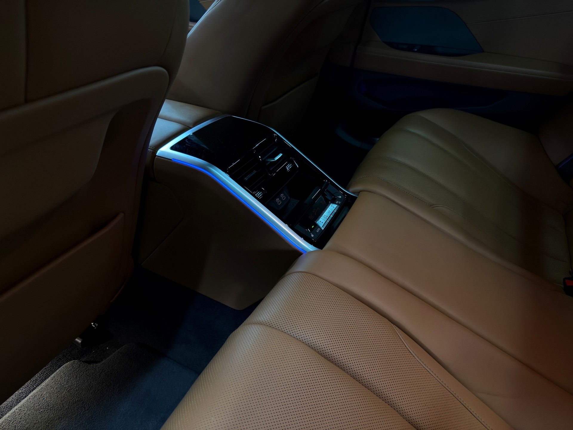 BMW M850i xDrive Steptronic-image-22