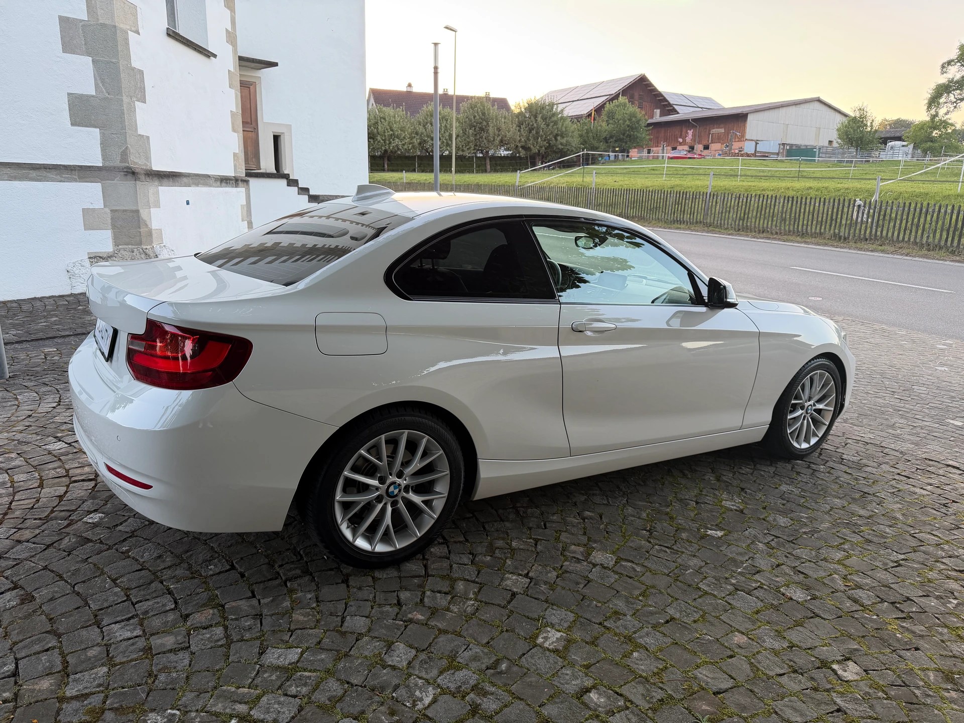 BMW 220i Modern Line / CH-Fahrzeug / Frisch ab MFK / Service gepflegt / 8 Fach / Leder / Xenon / Navi / ACC / DAB-image-3