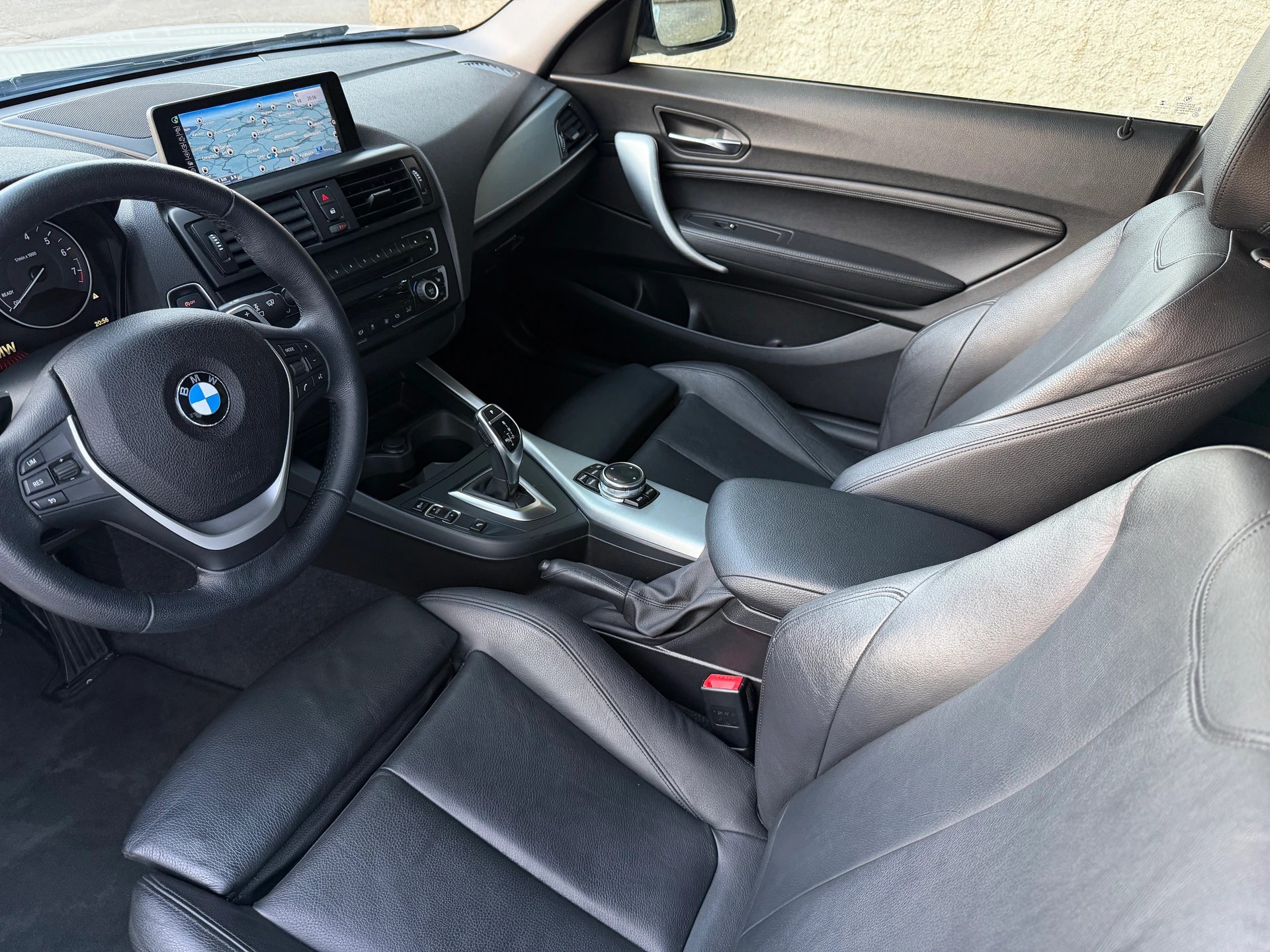BMW 220i Modern Line / CH-Fahrzeug / Frisch ab MFK / Service gepflegt / 8 Fach / Leder / Xenon / Navi / ACC / DAB-image-9