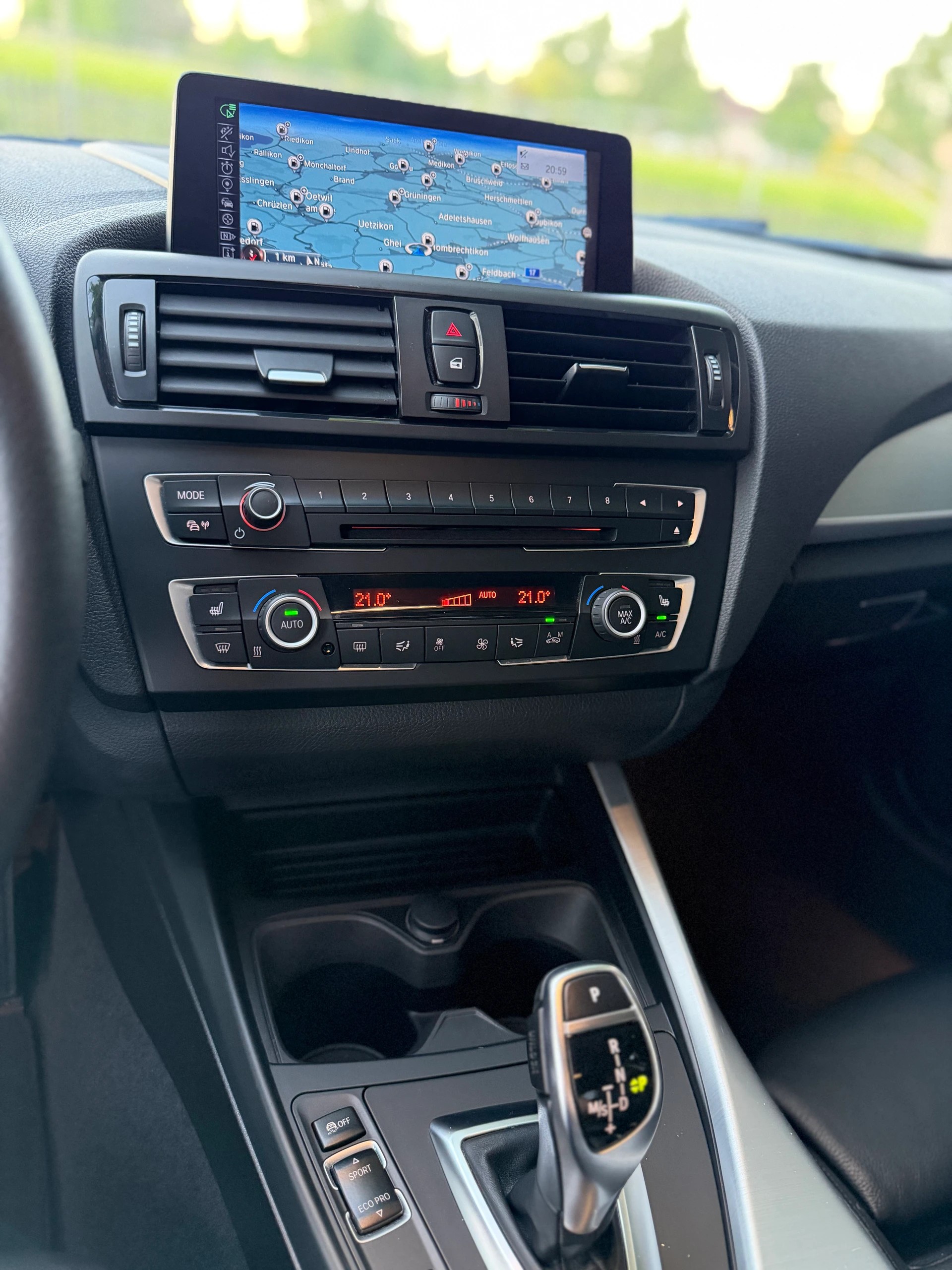 BMW 220i Modern Line / CH-Fahrzeug / Frisch ab MFK / Service gepflegt / 8 Fach / Leder / Xenon / Navi / ACC / DAB-image-14