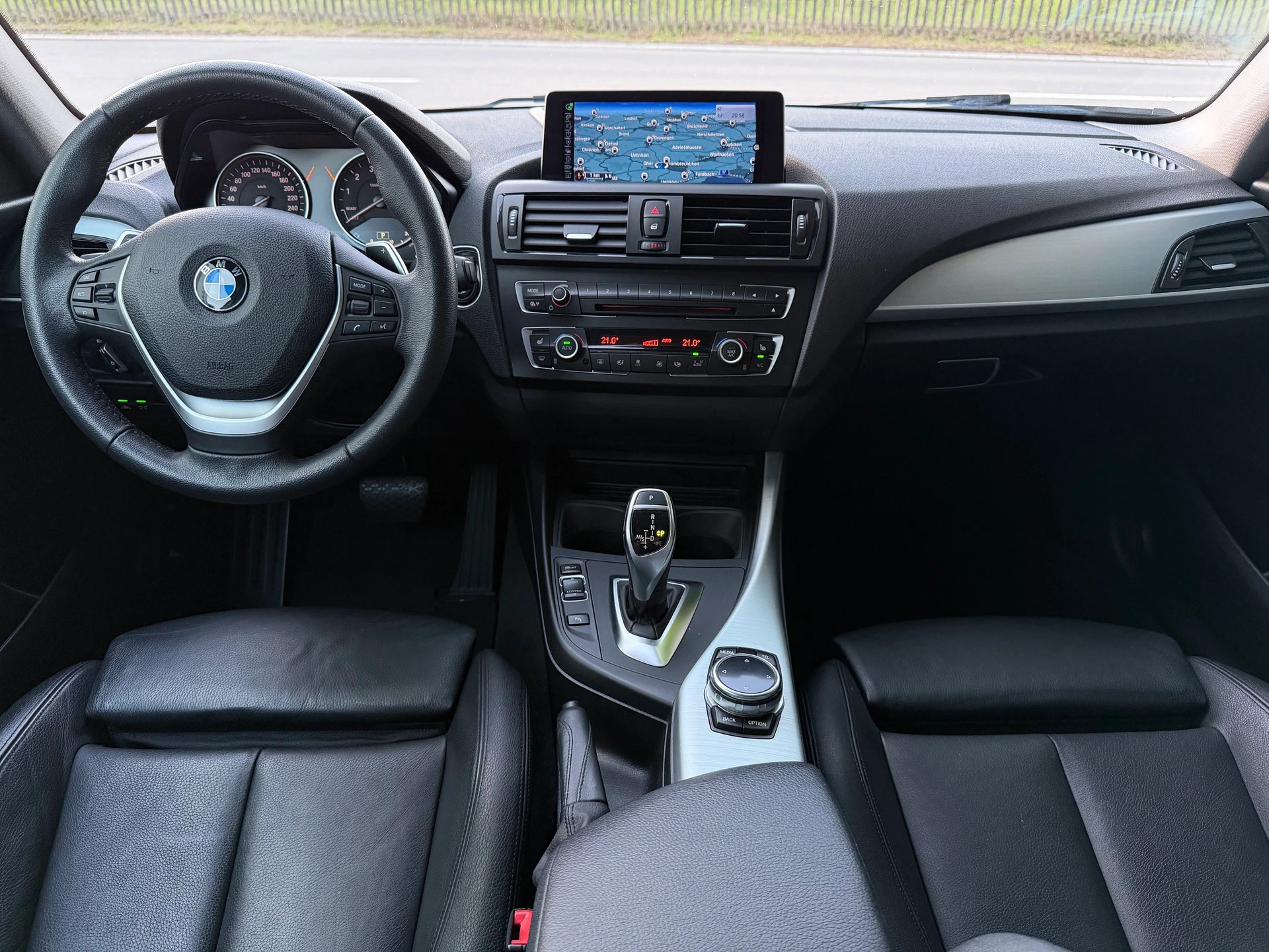 BMW 220i Modern Line / CH-Fahrzeug / Frisch ab MFK / Service gepflegt / 8 Fach / Leder / Xenon / Navi / ACC / DAB-image-11