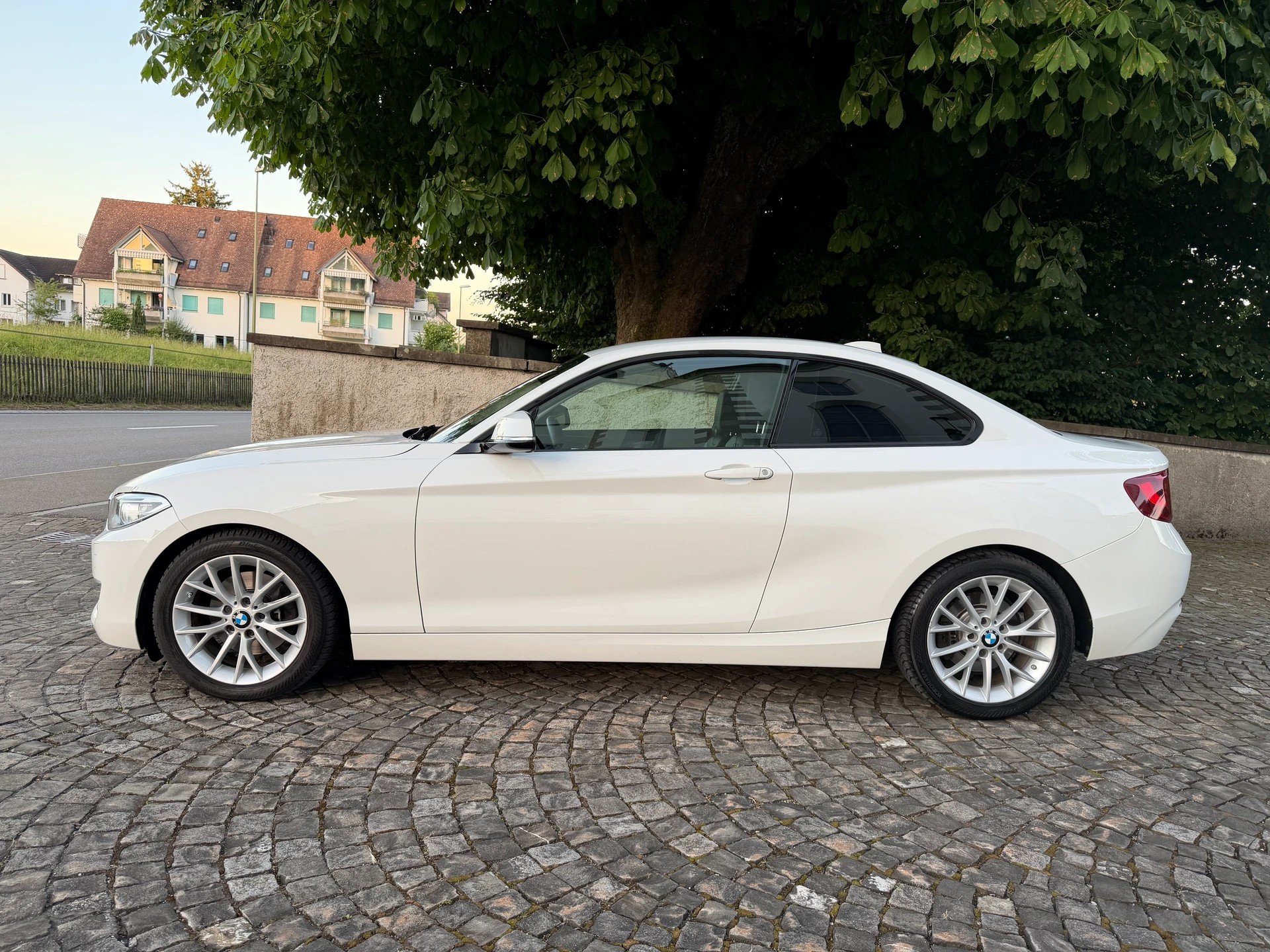 BMW 220i Modern Line / CH-Fahrzeug / Frisch ab MFK / Service gepflegt / 8 Fach / Leder / Xenon / Navi / ACC / DAB-image-7