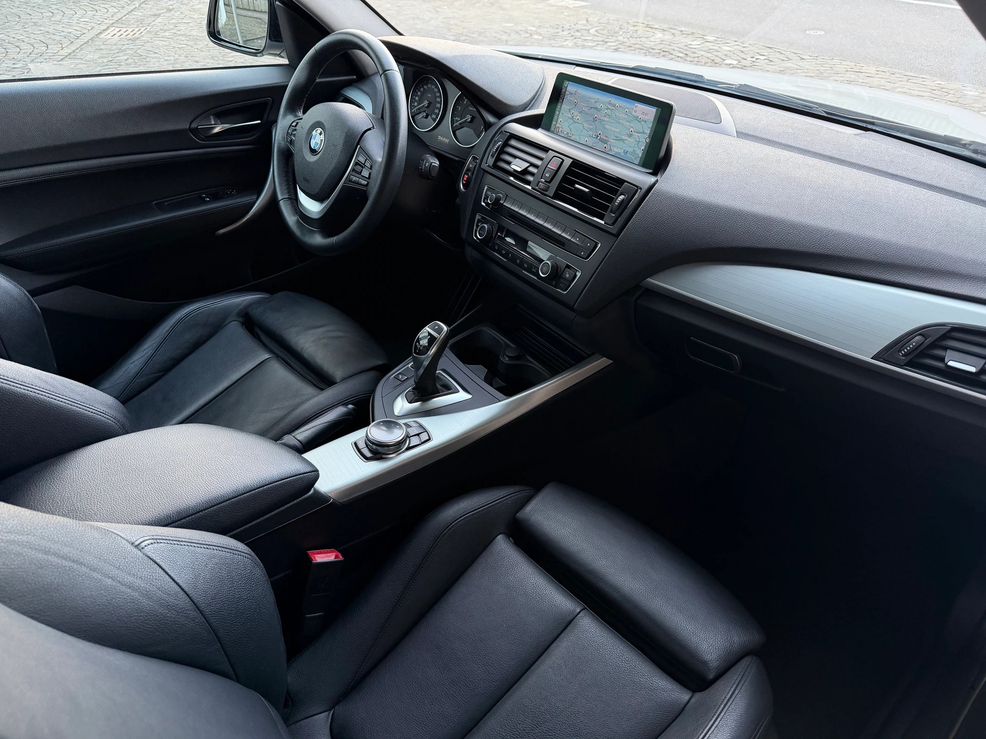 BMW 220i Modern Line / CH-Fahrzeug / Frisch ab MFK / Service gepflegt / 8 Fach / Leder / Xenon / Navi / ACC / DAB-image-10