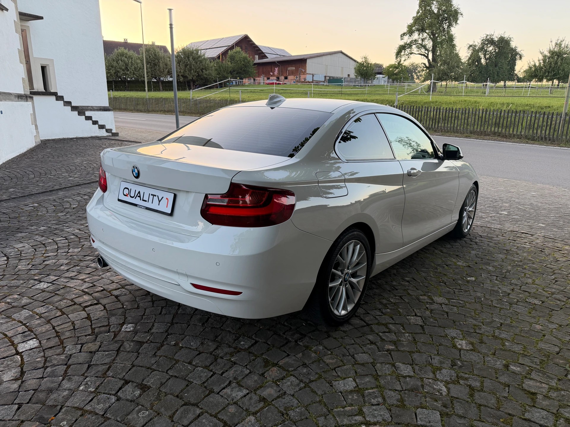 BMW 220i Modern Line / CH-Fahrzeug / Frisch ab MFK / Service gepflegt / 8 Fach / Leder / Xenon / Navi / ACC / DAB-image-4