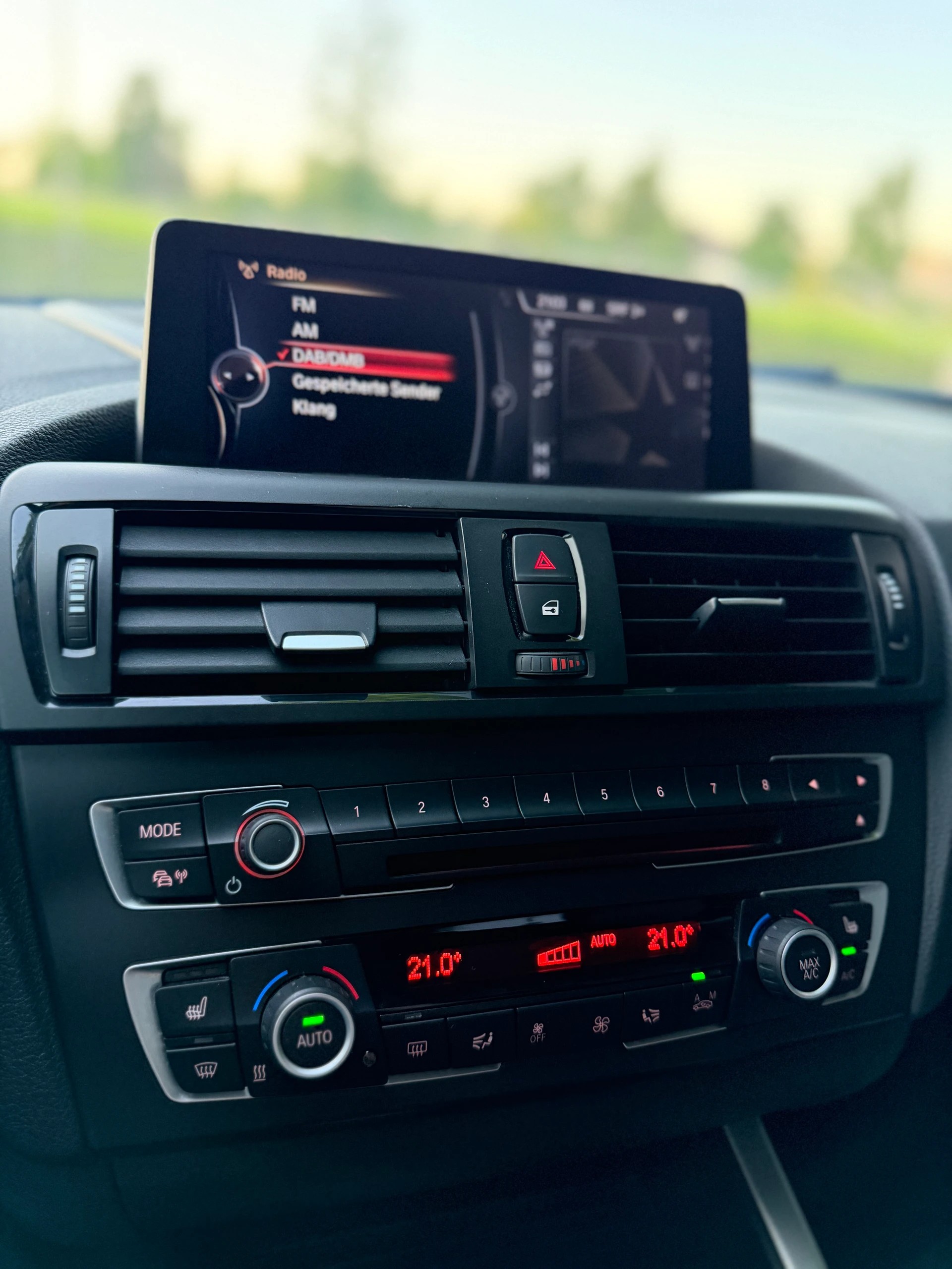 BMW 220i Modern Line / CH-Fahrzeug / Frisch ab MFK / Service gepflegt / 8 Fach / Leder / Xenon / Navi / ACC / DAB-image-15