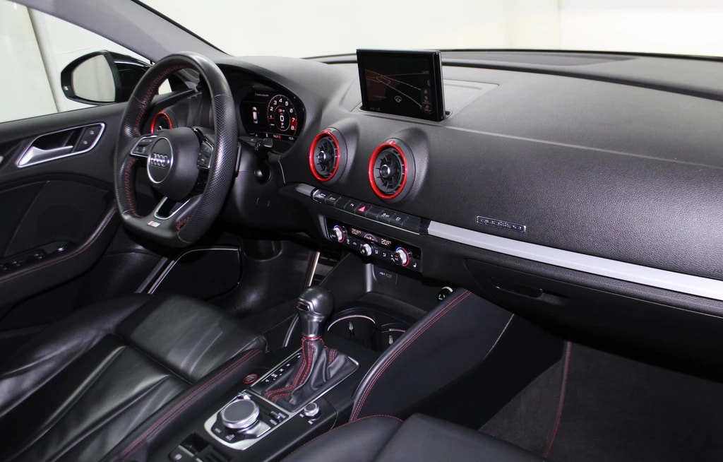 AUDI S3 Sportback 2.0 TFSI quattro S-tronic Black Edition / CH-Fahrzeug-image-11