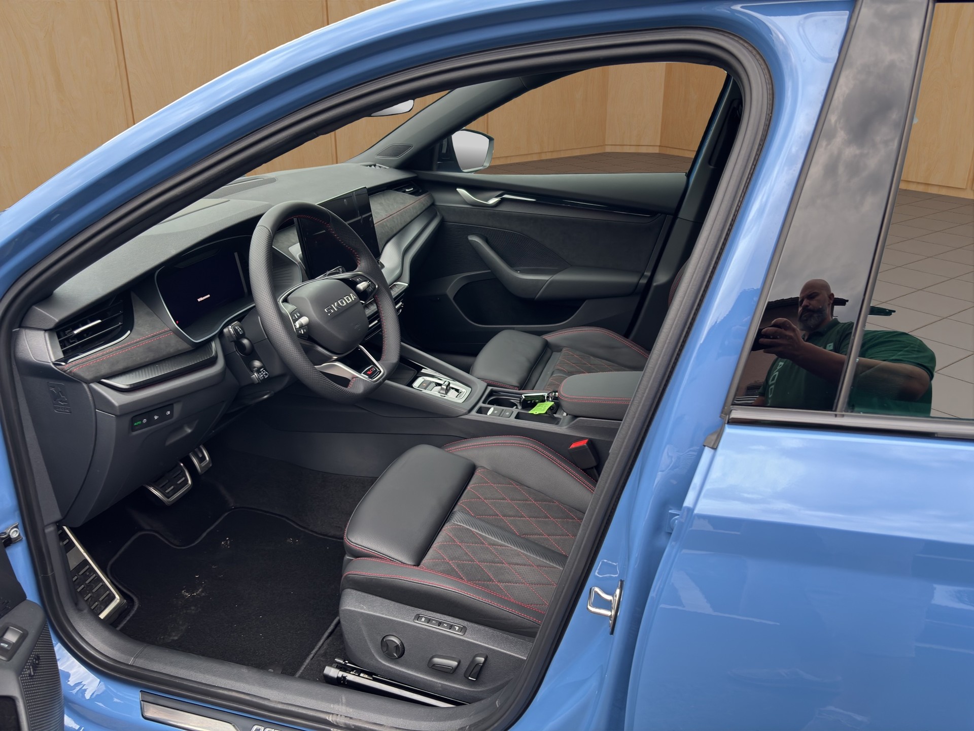 SKODA Octavia Combi 2.0 TSI DSG RS 30 Years Edition-image-6