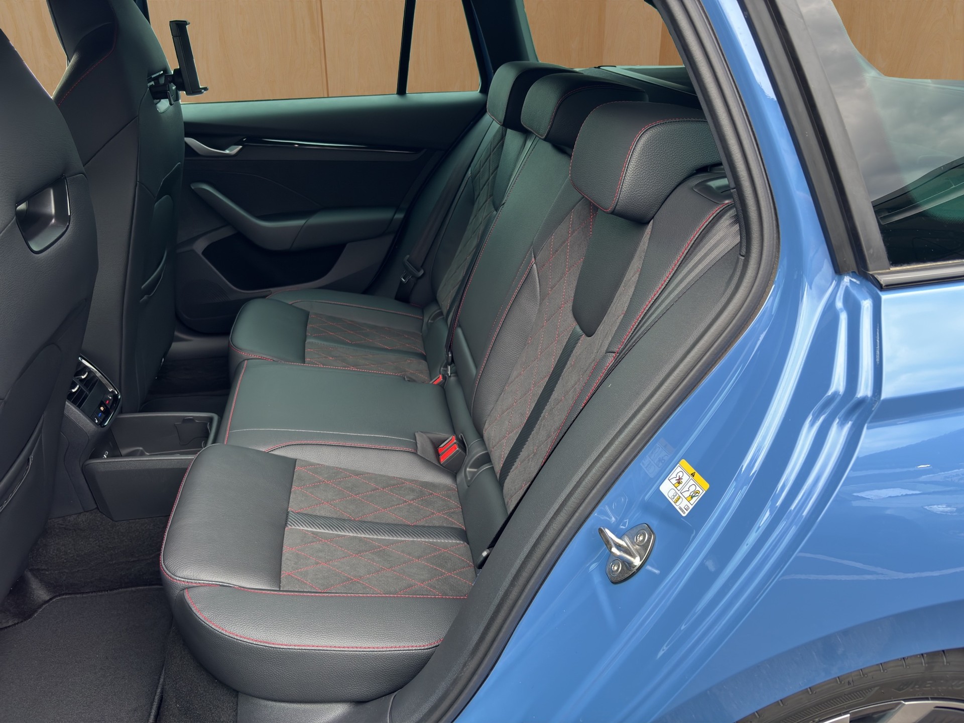SKODA Octavia Combi 2.0 TSI DSG RS 30 Years Edition-image-8