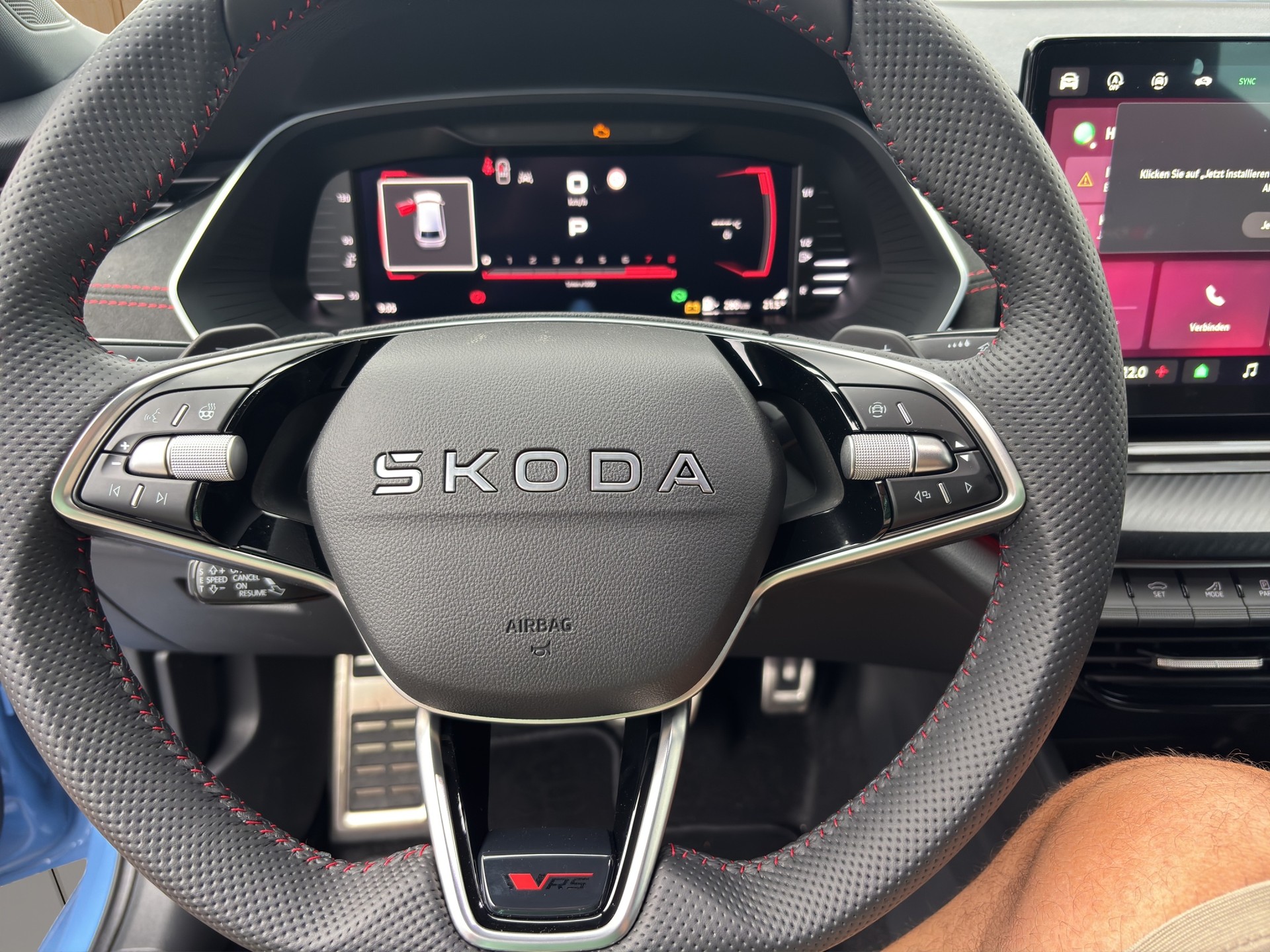 SKODA Octavia Combi 2.0 TSI DSG RS 30 Years Edition-image-12