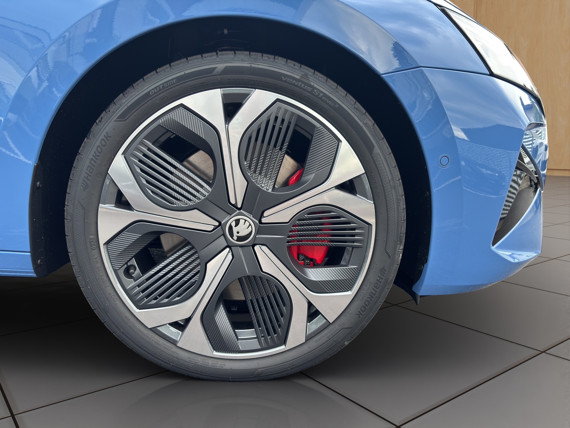 SKODA Octavia Combi 2.0 TSI DSG RS 30 Years Edition-image-15