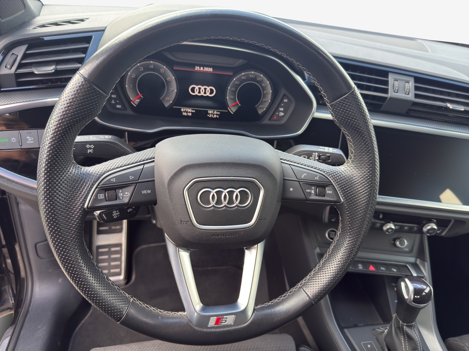 AUDI Q3 45 TFSI S line quattro S-tronic-image-9