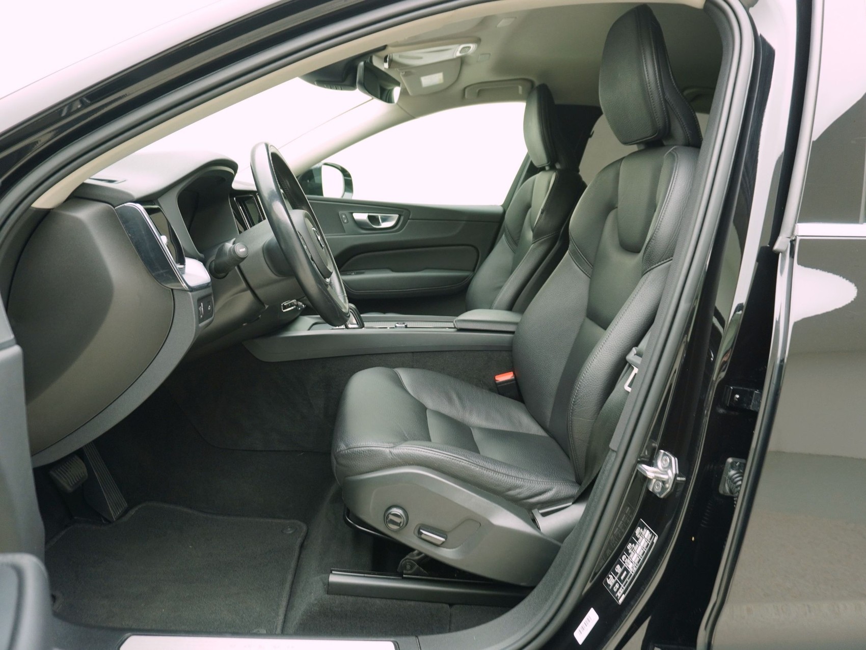 VOLVO XC60 2.0 B4 MH Momentum AWD-image-8
