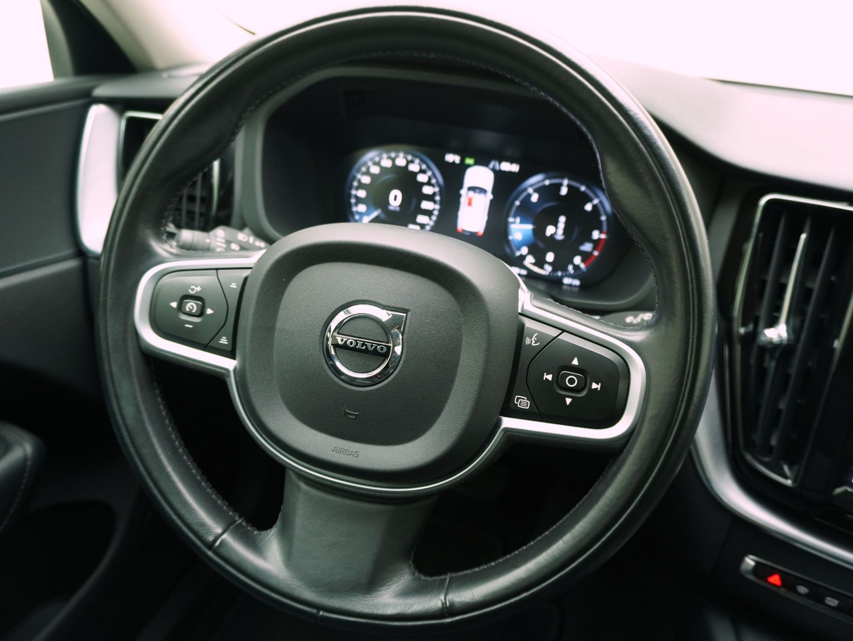 VOLVO XC60 2.0 B4 MH Momentum AWD-image-10
