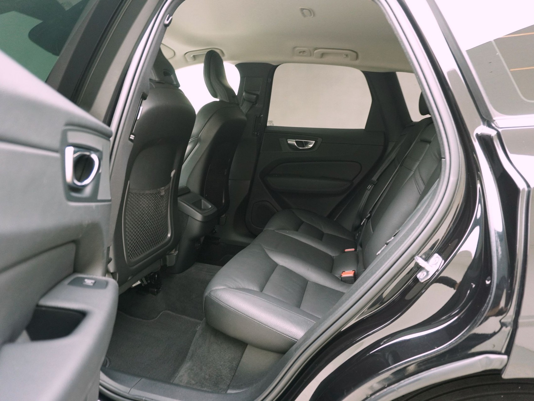VOLVO XC60 2.0 B4 MH Momentum AWD-image-11