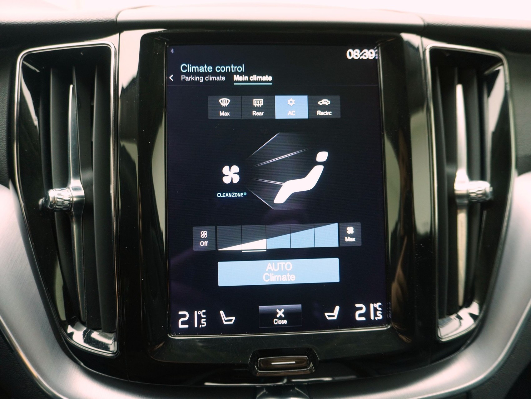 VOLVO XC60 2.0 B4 MH Momentum AWD-image-16