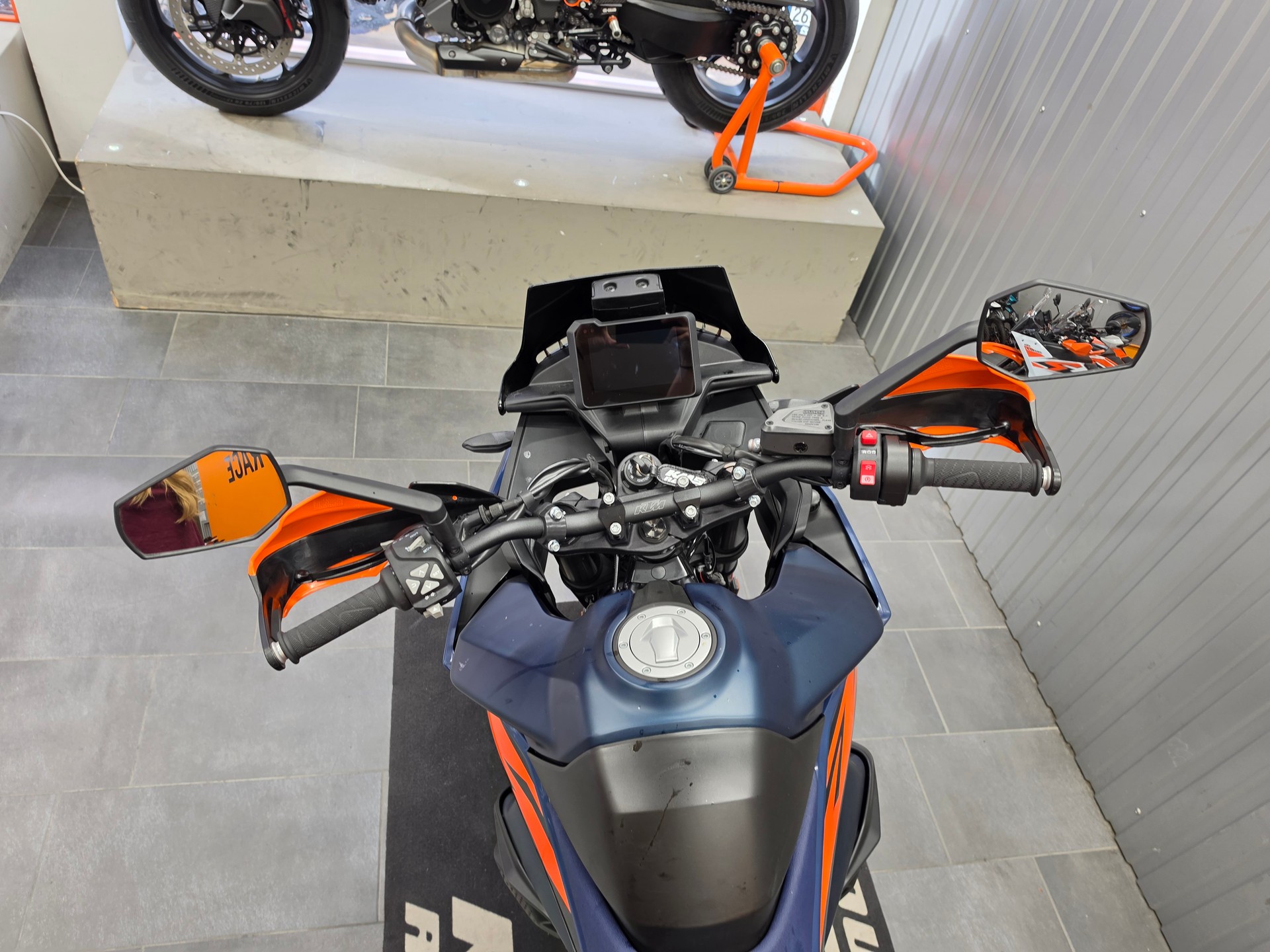 KTM 890 SMT-image-4