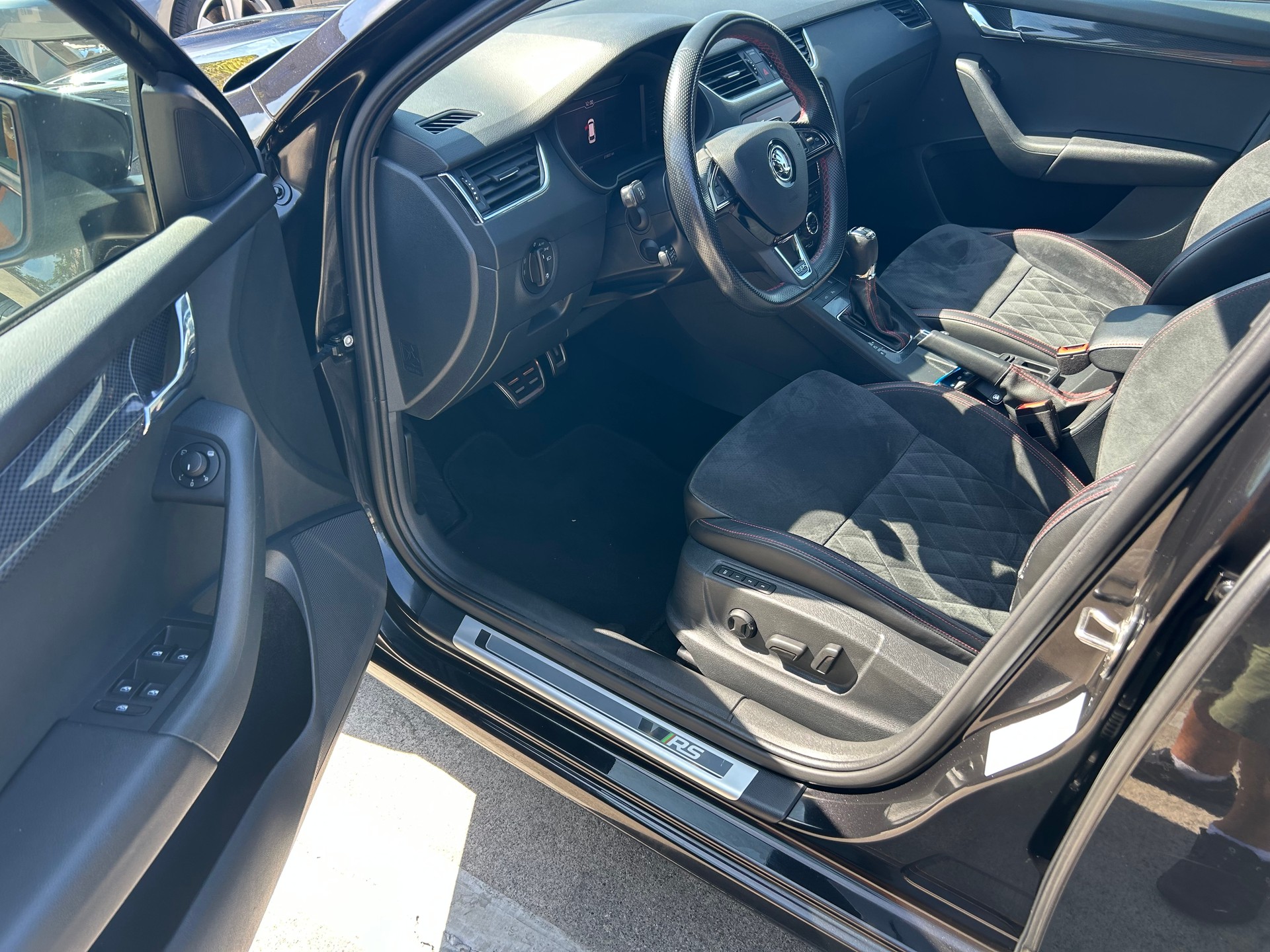 SKODA Octavia Combi 2.0 TSI RS DSG-image-16