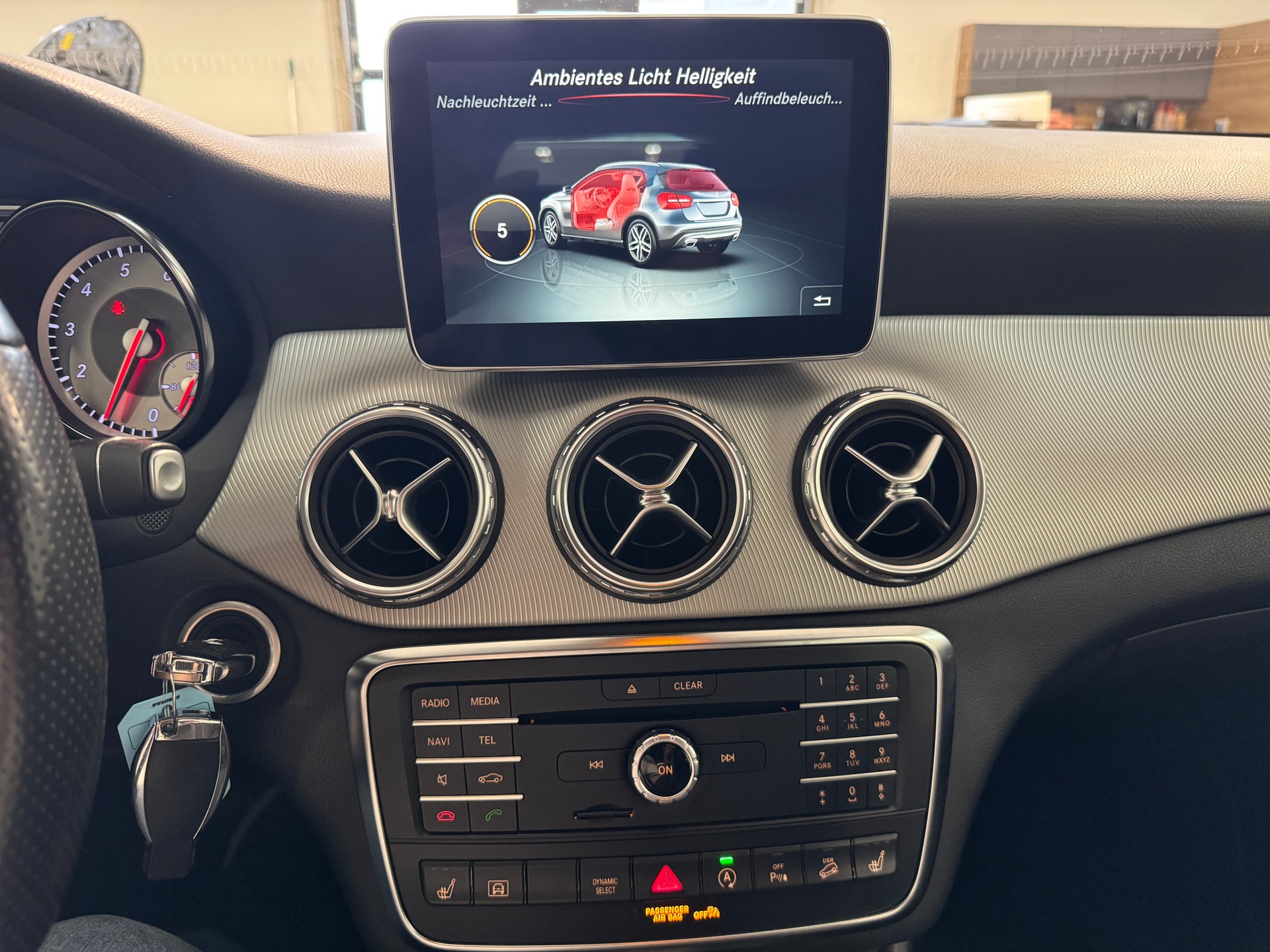 MERCEDES-BENZ GLA 250 Urban 4Matic 7G-DCT-image-25