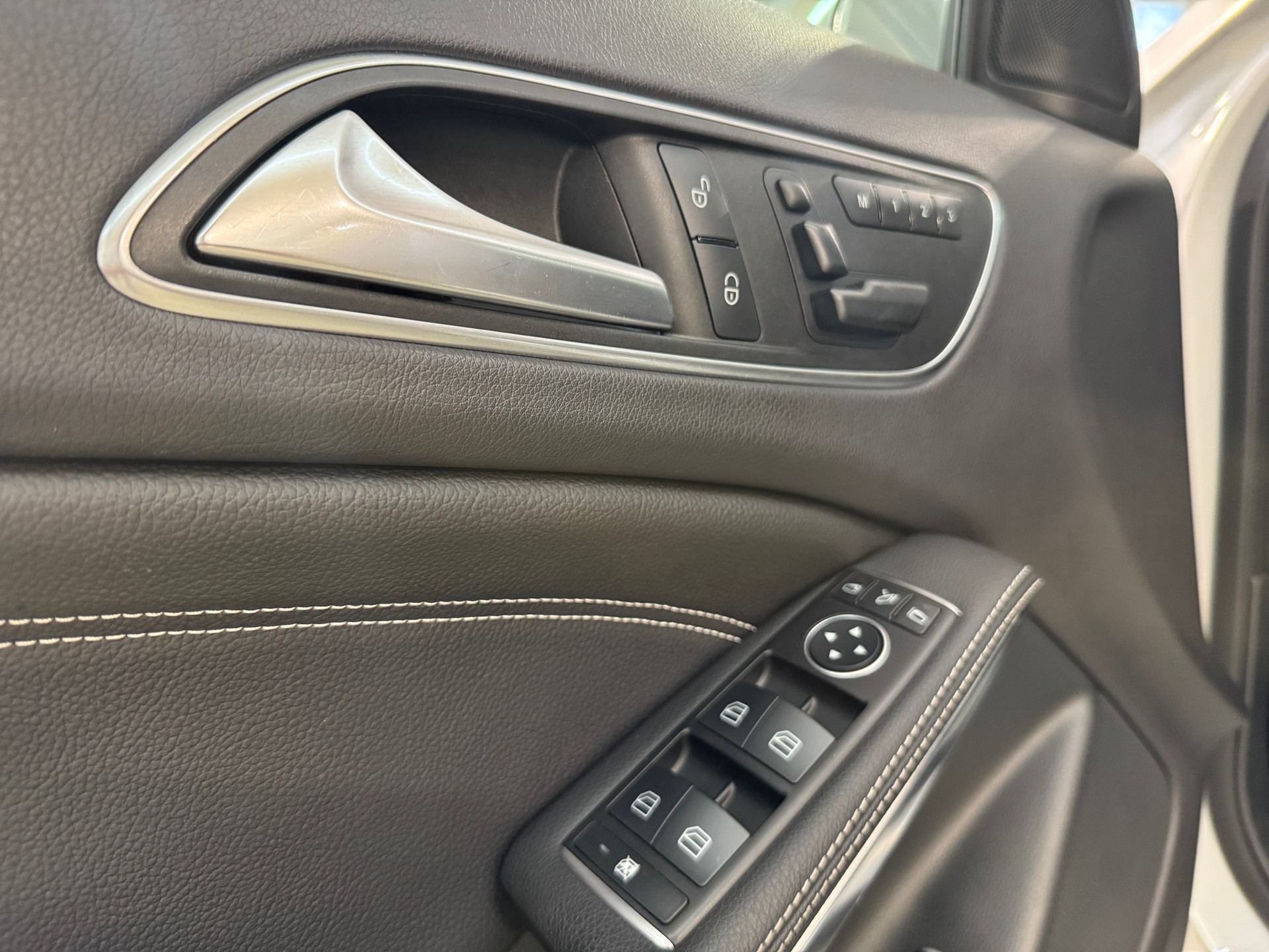 MERCEDES-BENZ GLA 250 Urban 4Matic 7G-DCT-image-17