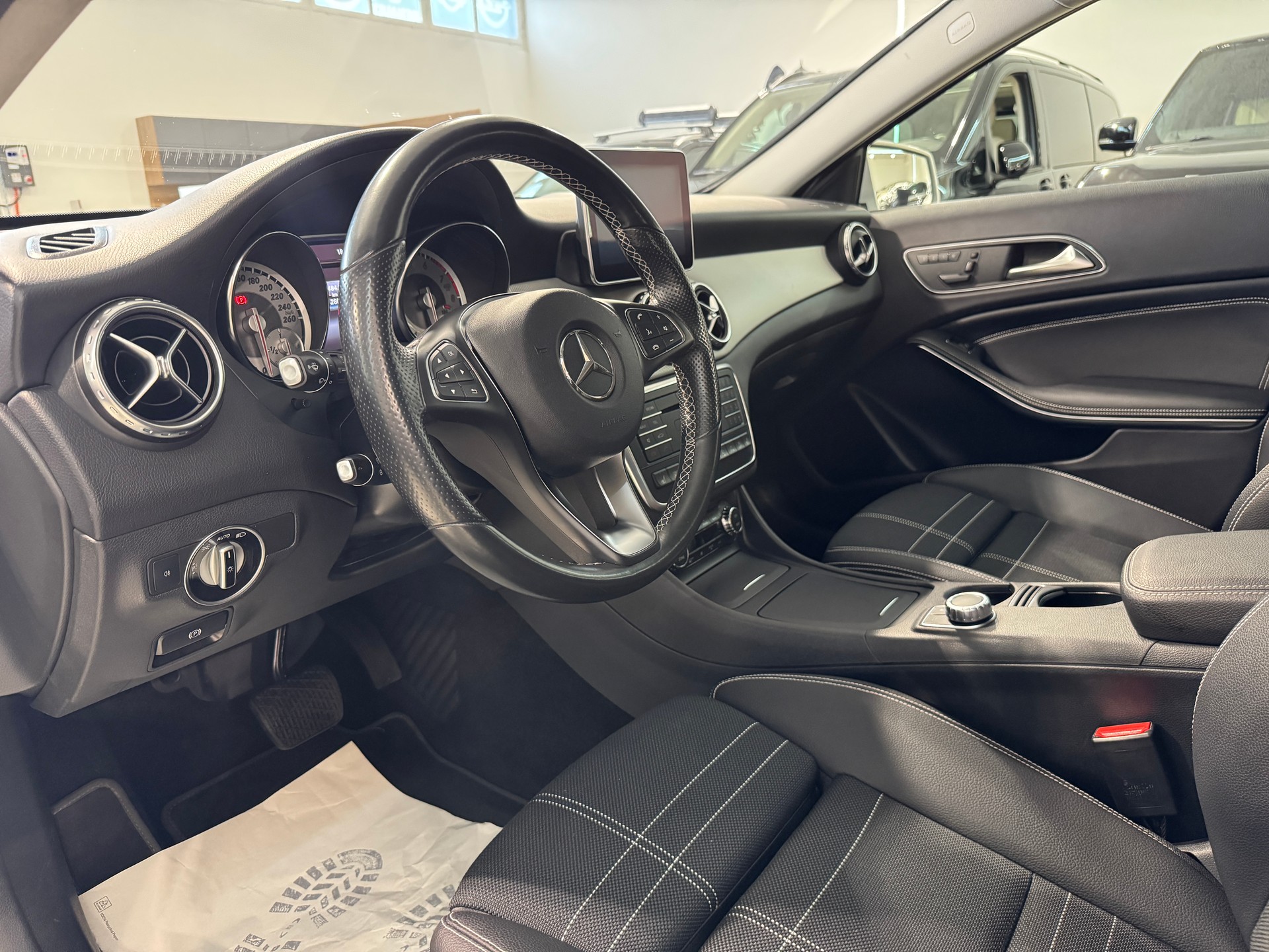 MERCEDES-BENZ GLA 250 Urban 4Matic 7G-DCT-image-16