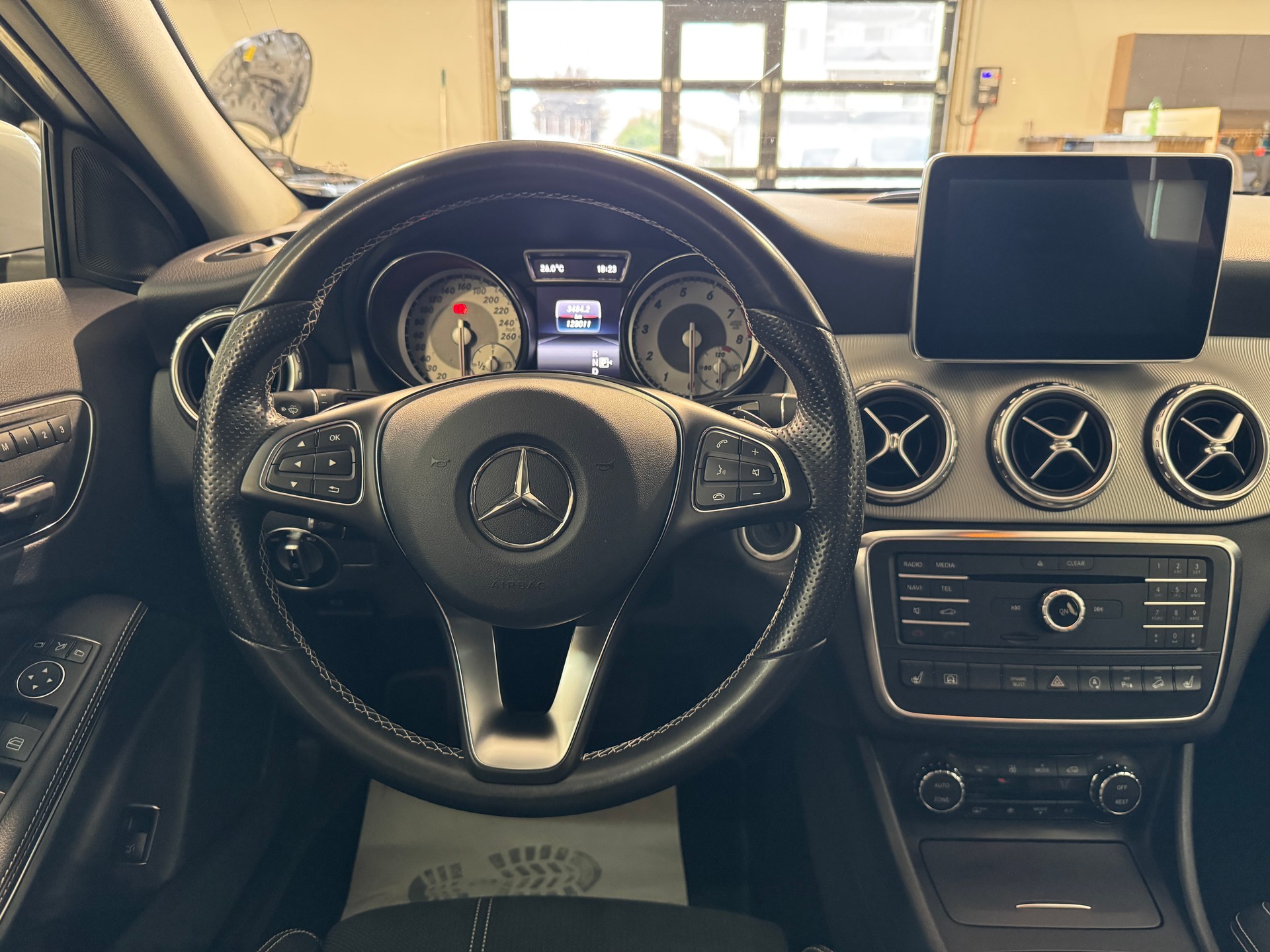 MERCEDES-BENZ GLA 250 Urban 4Matic 7G-DCT-image-13