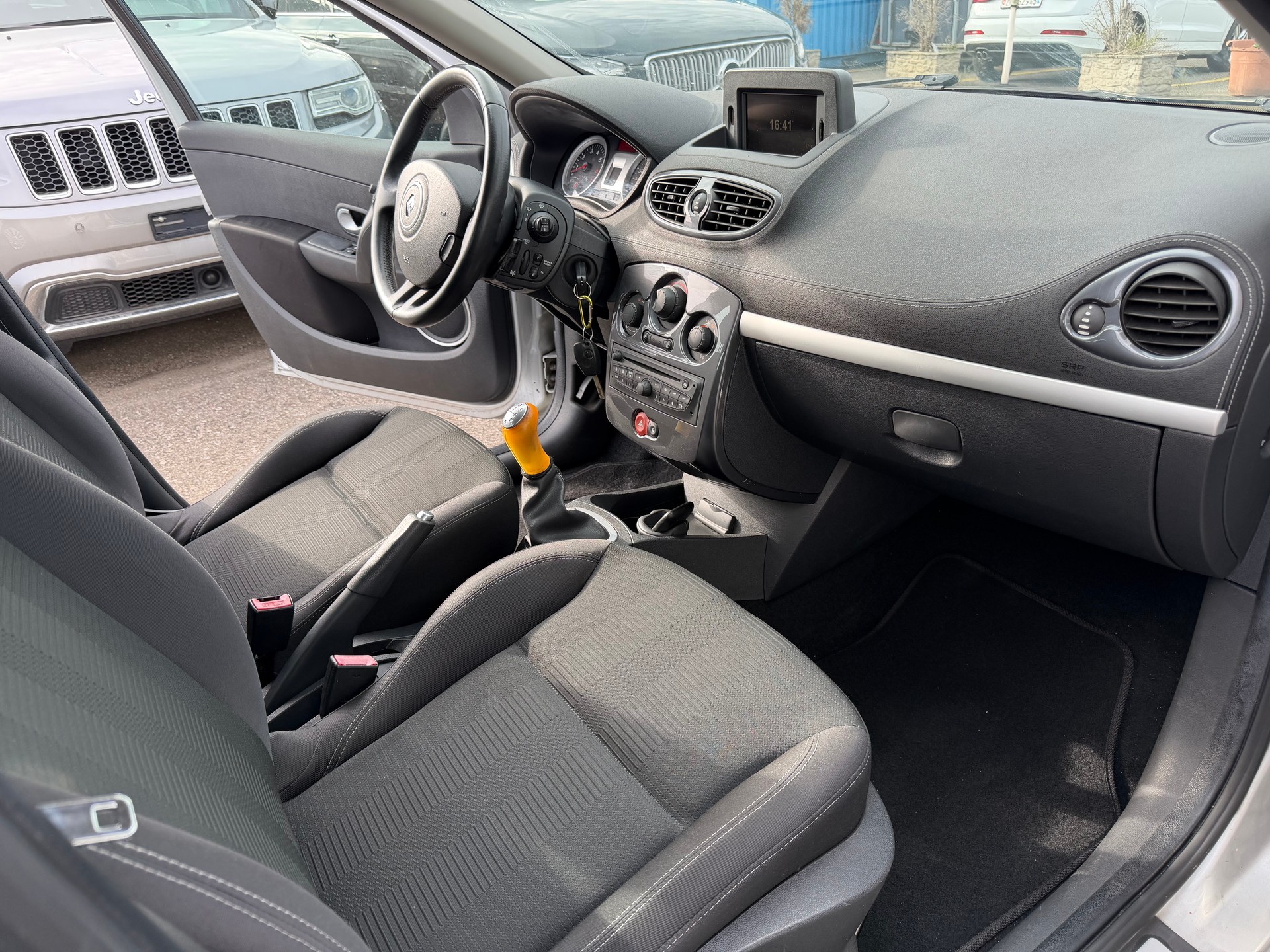 RENAULT Clio 1.2 16V Turbo 20th Edition-image-8