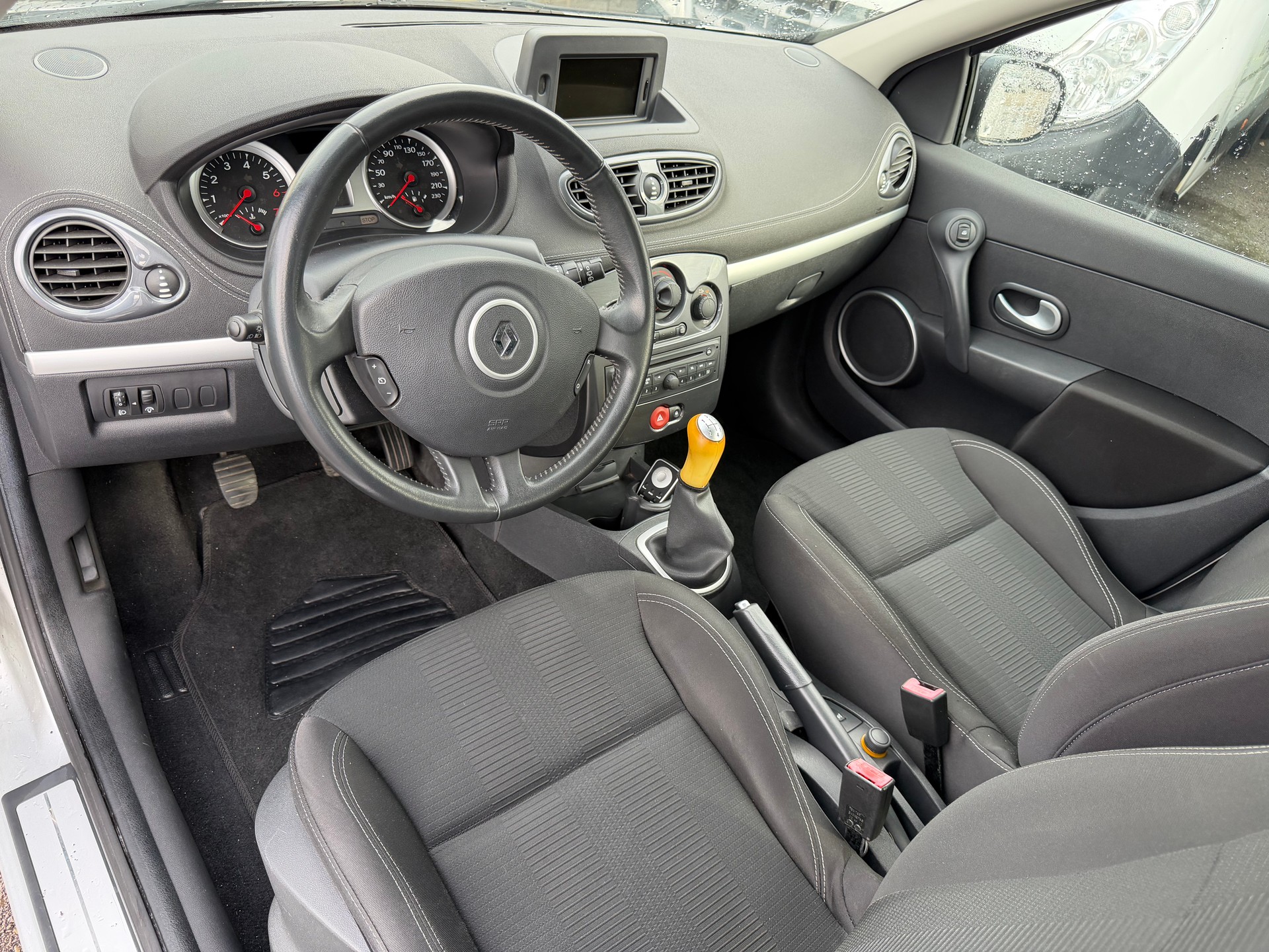 RENAULT Clio 1.2 16V Turbo 20th Edition-image-5