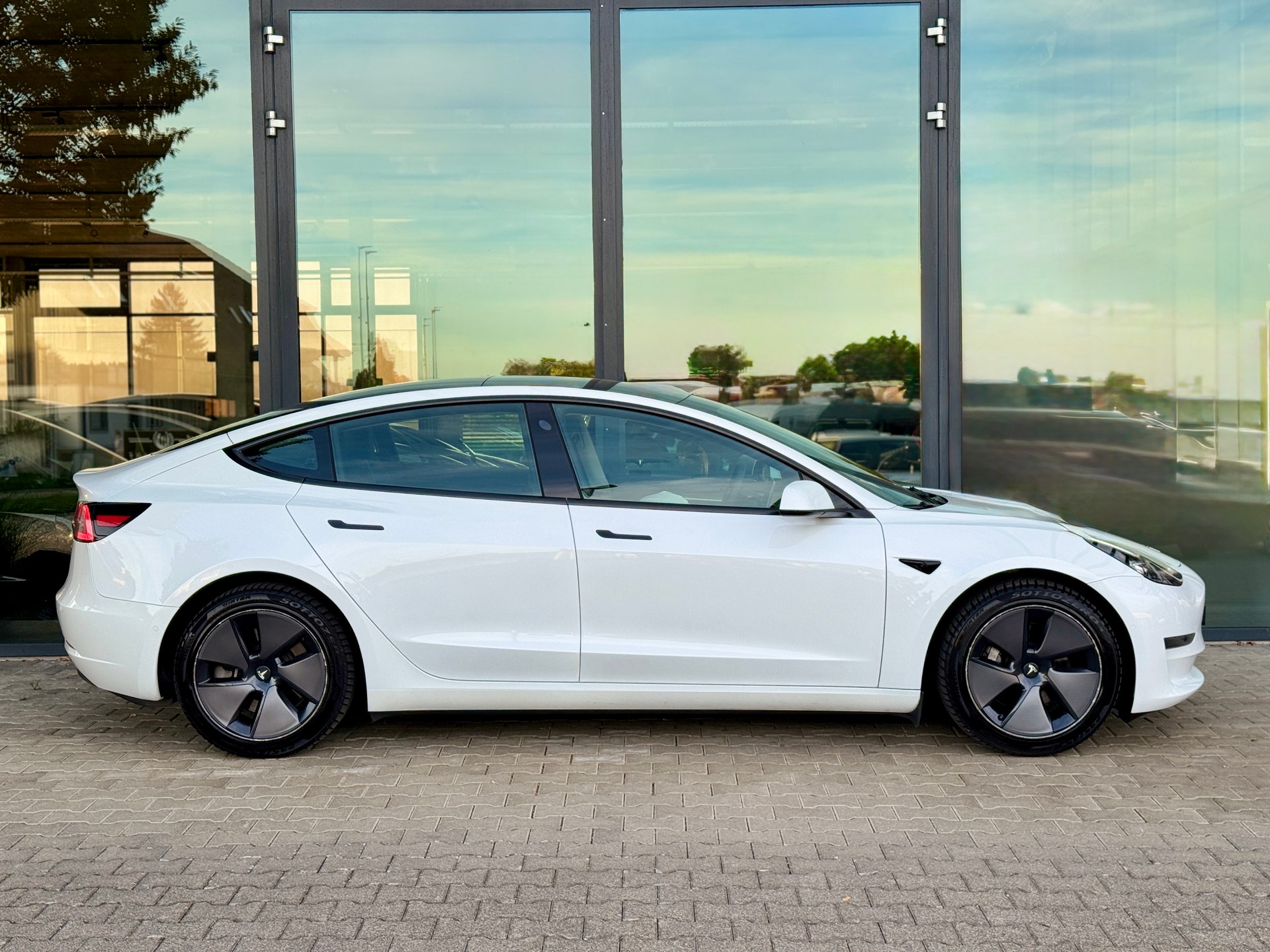 TESLA Model 3 Long Range Dual Motor AWD / Enhanced Autopilot / AMD Ryzen-image-6
