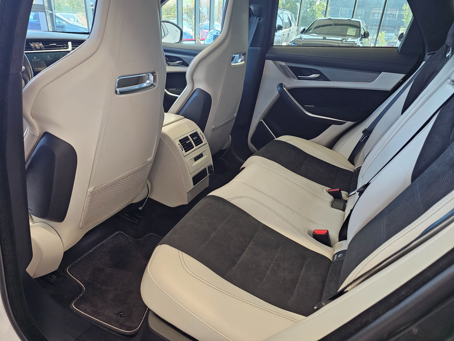 JAGUAR F-Pace 5.0 V8 SVR P550 AWD-image-10