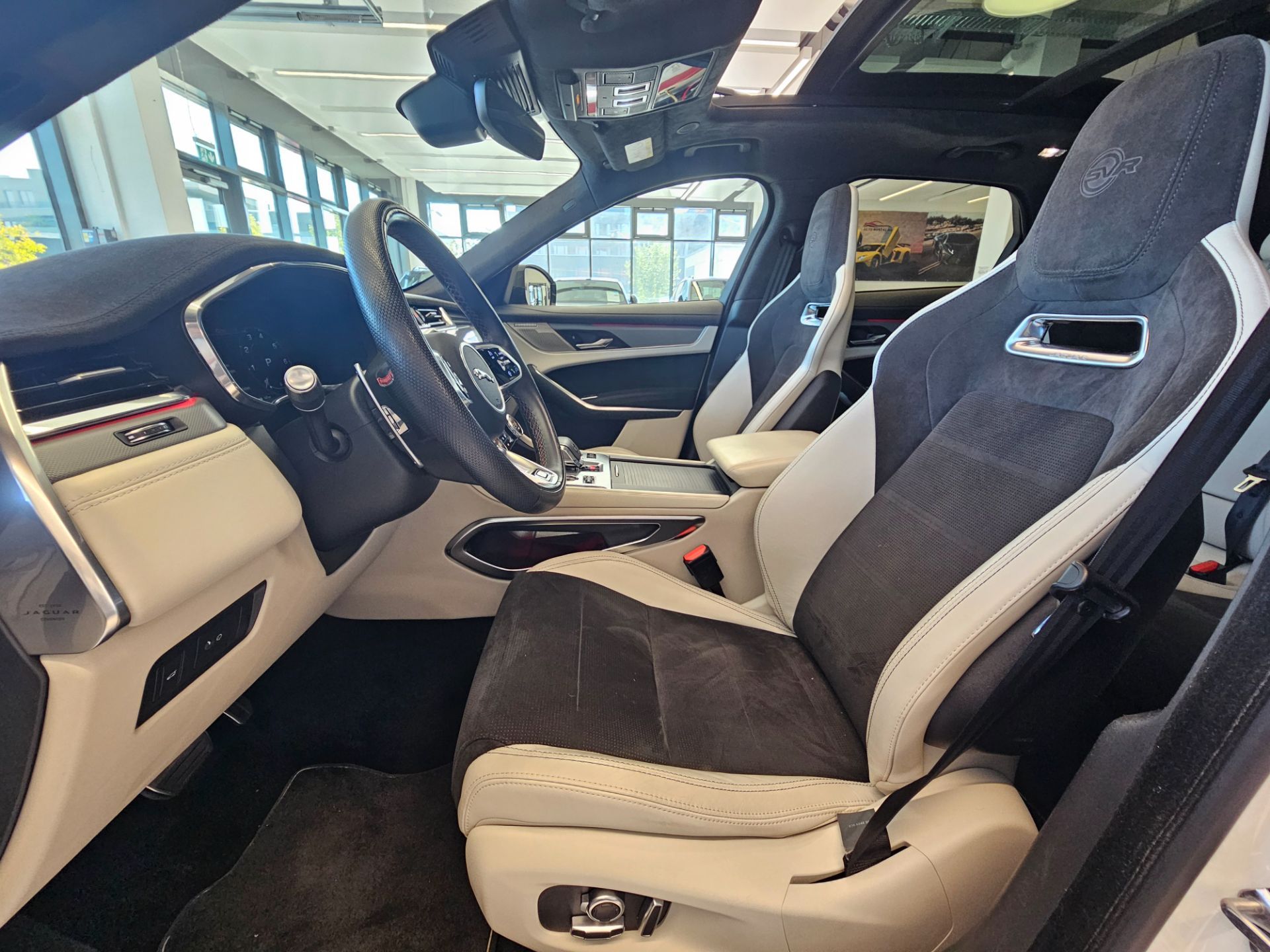 JAGUAR F-Pace 5.0 V8 SVR P550 AWD-image-6
