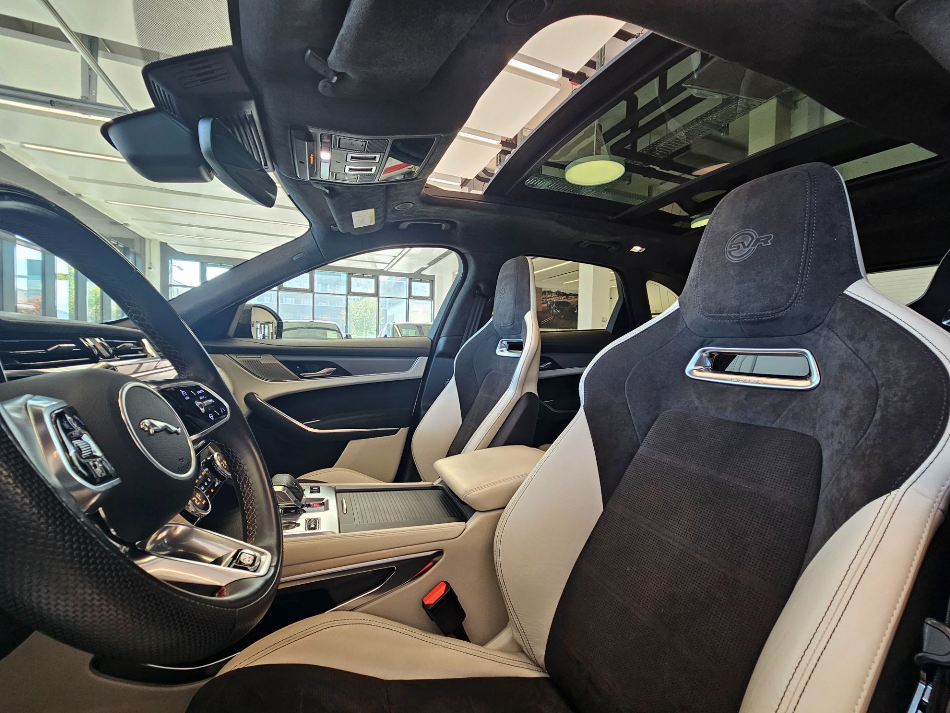 JAGUAR F-Pace 5.0 V8 SVR P550 AWD-image-7