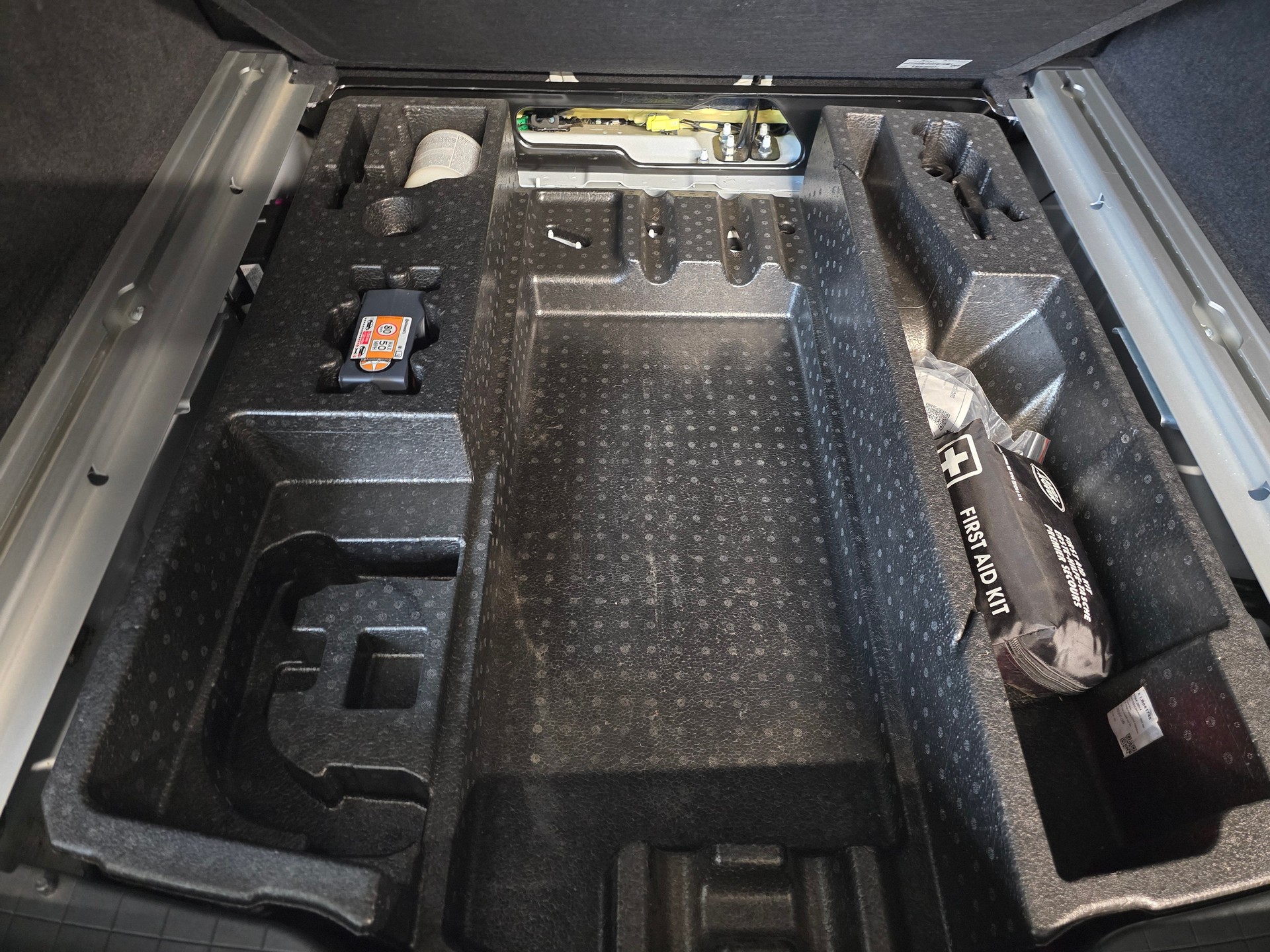 JAGUAR F-Pace 5.0 V8 SVR P550 AWD-image-26