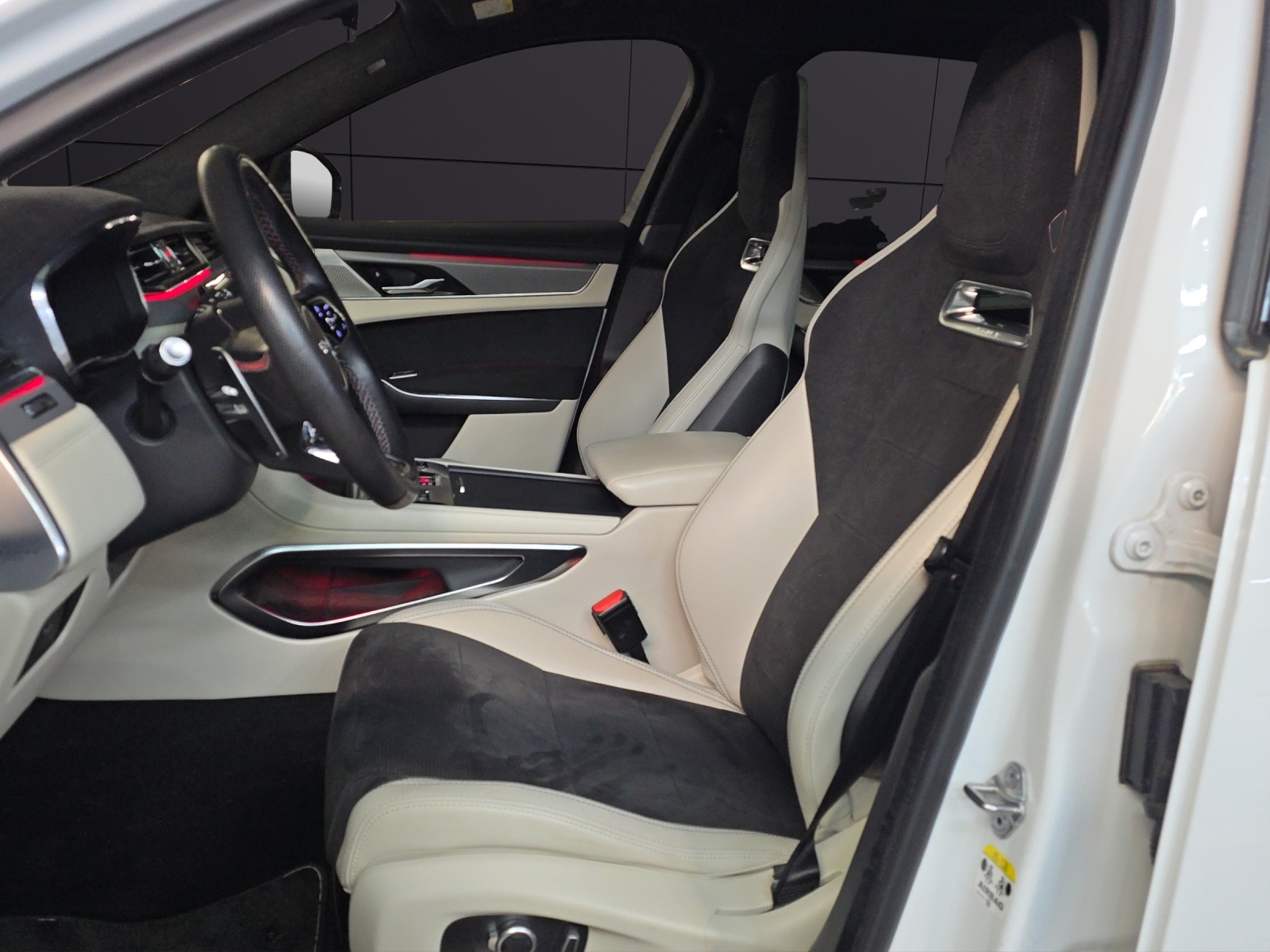 JAGUAR F-Pace 5.0 V8 SVR P550 AWD-image-8