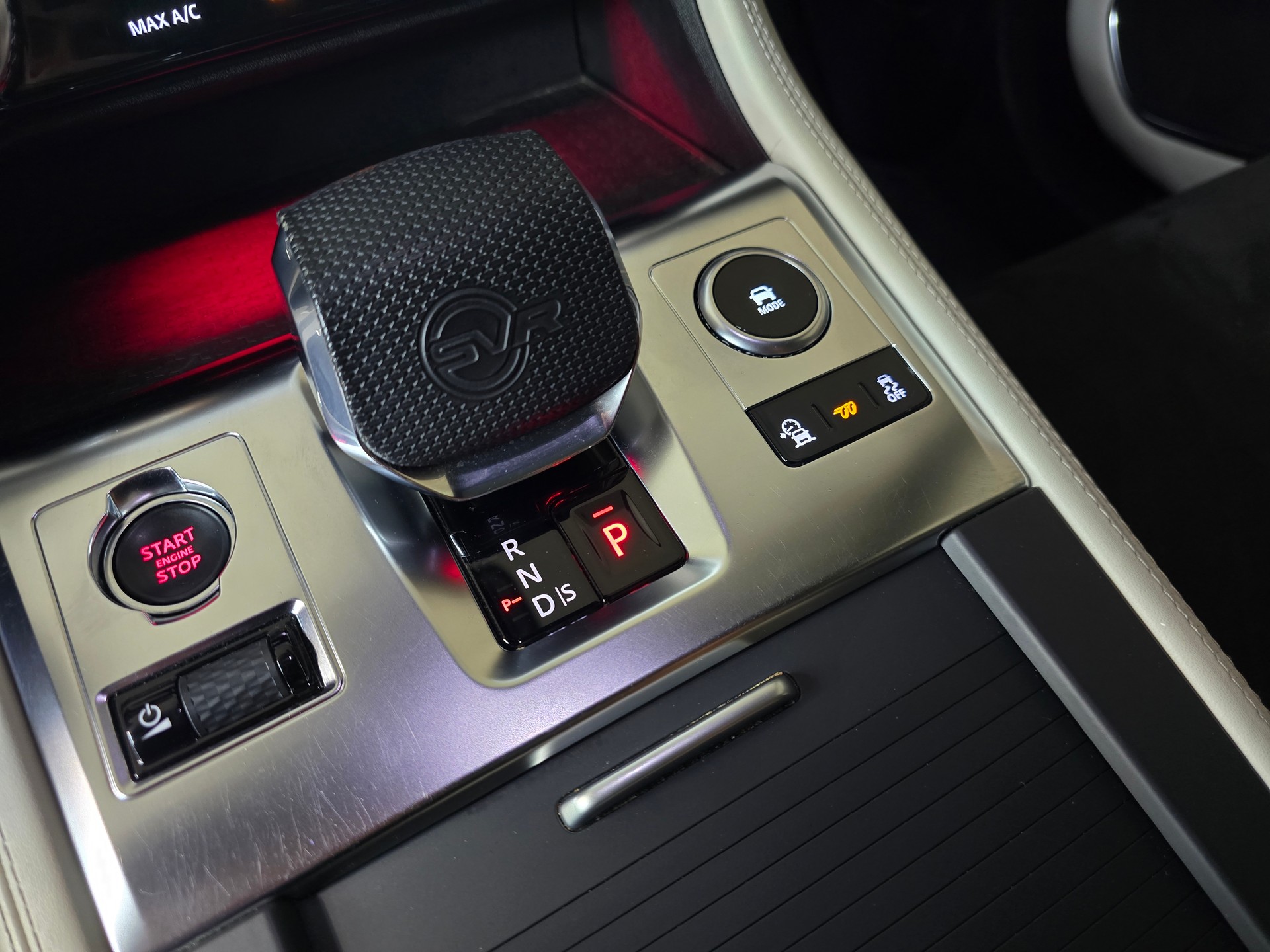 JAGUAR F-Pace 5.0 V8 SVR P550 AWD-image-18