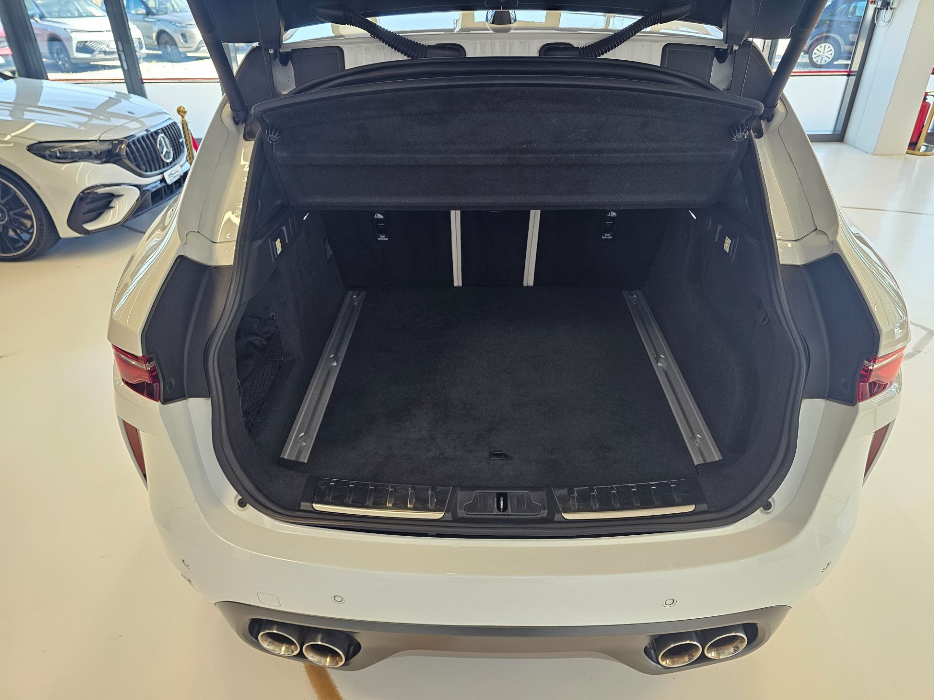 JAGUAR F-Pace 5.0 V8 SVR P550 AWD-image-24